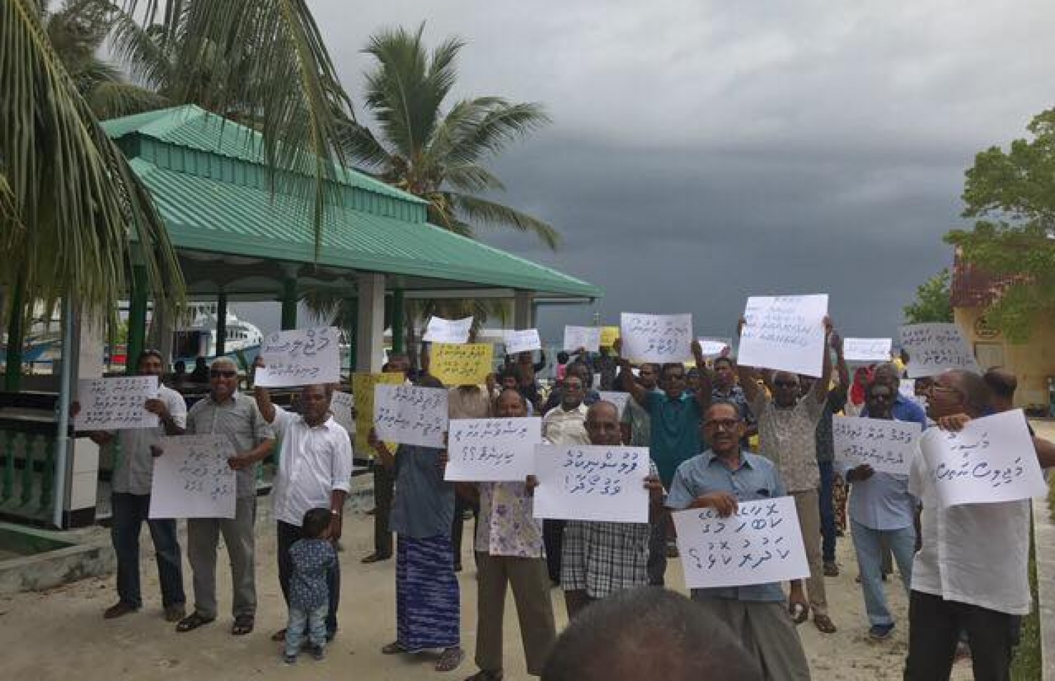 މާލެ: އޮގަސްޓް 4، 2017- މިހާރު ހައްޔަރުކޮށްފައިވާ، ރައްޔިތުންގެ މަޖިލިހުގެ އިދިކޮޅު މެމްބަރުން ދޫކޮށްލުމަށް ގޮވާލައި ބޭއްވި މުޒާހަރާގެ ތެރެއިން.---ޓްވިޓާ ފޮޓޯ