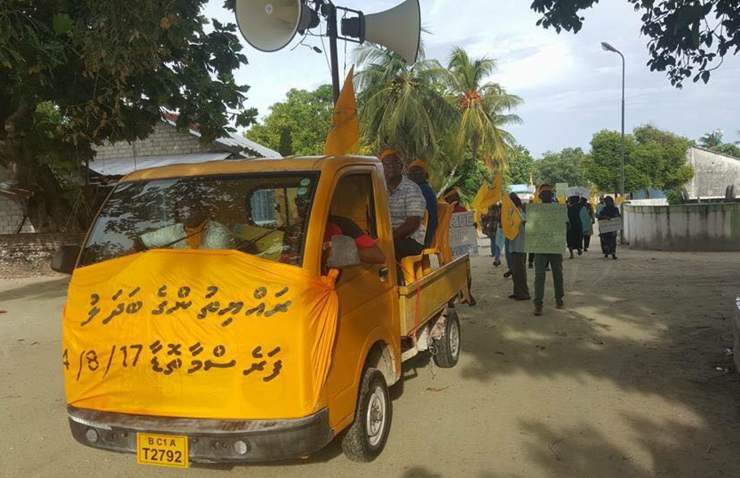 އޮގަސްޓް 4، 2017- ހައްޔަރުގައި ތިބި ރައްޔިތުންގެ މަޖިލީހުގެ މެމްބަރުން ދޫކޮށްލުމަށް ގޮވާލާ އިދިކޮޅު ފަރާތްތަކުން މާލެއާއި އަތޮޅުތެރޭގައި ބޭއްވި މުޒާހަރާގެ ތެރެއިން.---ފޮޓޯ: ޓްވިޓާ