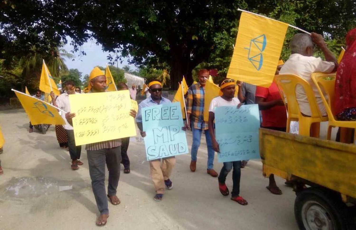 އޮގަސްޓް 4، 2017- ހައްޔަރުގައި ތިބި ރައްޔިތުންގެ މަޖިލީހުގެ މެމްބަރުން ދޫކޮށްލުމަށް ގޮވާލާ އިދިކޮޅު ފަރާތްތަކުން މާލެއާއި އަތޮޅުތެރޭގައި ބޭއްވި މުޒާހަރާގެ ތެރެއިން.---ފޮޓޯ: ޓްވިޓާ