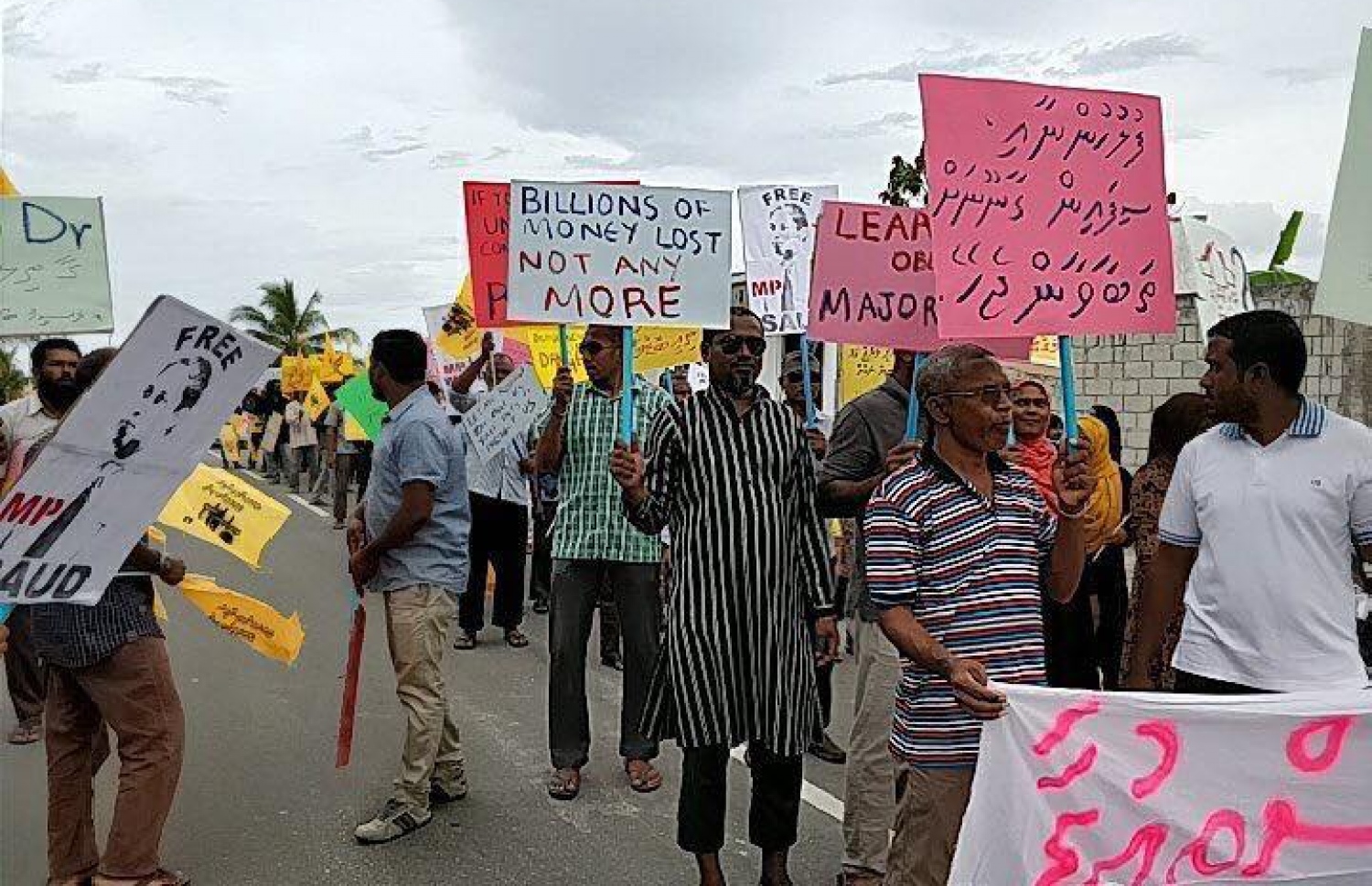 އޮގަސްޓް 4، 2017- ހައްޔަރުގައި ތިބި ރައްޔިތުންގެ މަޖިލީހުގެ މެމްބަރުން ދޫކޮށްލުމަށް ގޮވާލާ އިދިކޮޅު ފަރާތްތަކުން މާލެއާއި އަތޮޅުތެރޭގައި ބޭއްވި މުޒާހަރާގެ ތެރެއިން.---ފޮޓޯ: ޓްވިޓާ