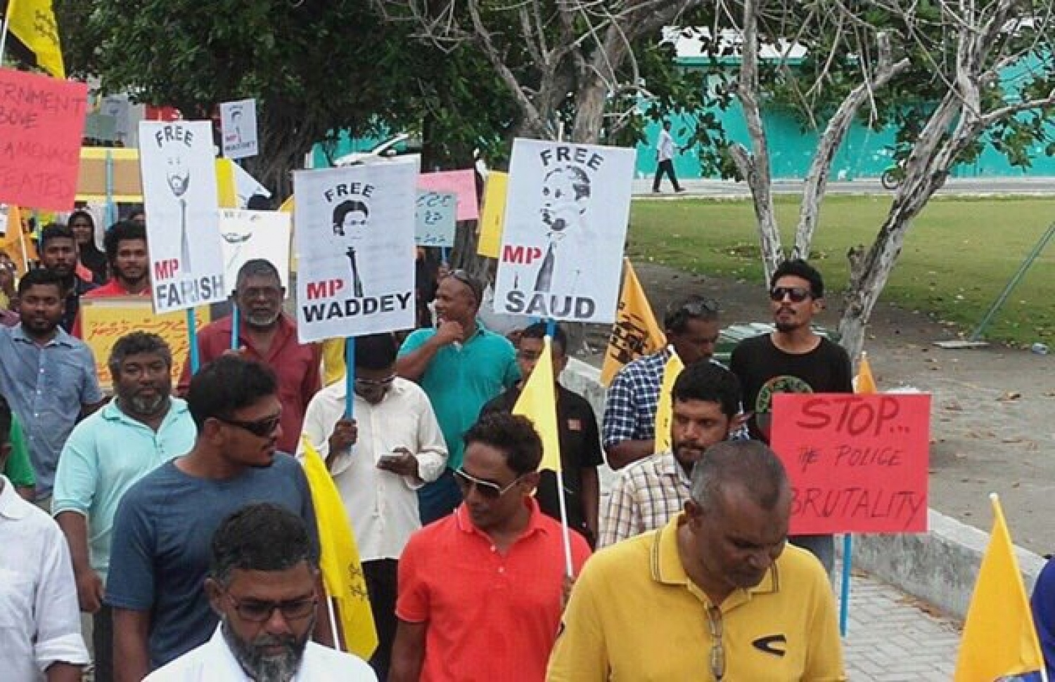 އޮގަސްޓް 4، 2017- ހައްޔަރުގައި ތިބި ރައްޔިތުންގެ މަޖިލީހުގެ މެމްބަރުން ދޫކޮށްލުމަށް ގޮވާލާ އިދިކޮޅު ފަރާތްތަކުން މާލެއާއި އަތޮޅުތެރޭގައި ބޭއްވި މުޒާހަރާގެ ތެރެއިން.---ފޮޓޯ: ޓްވިޓާ