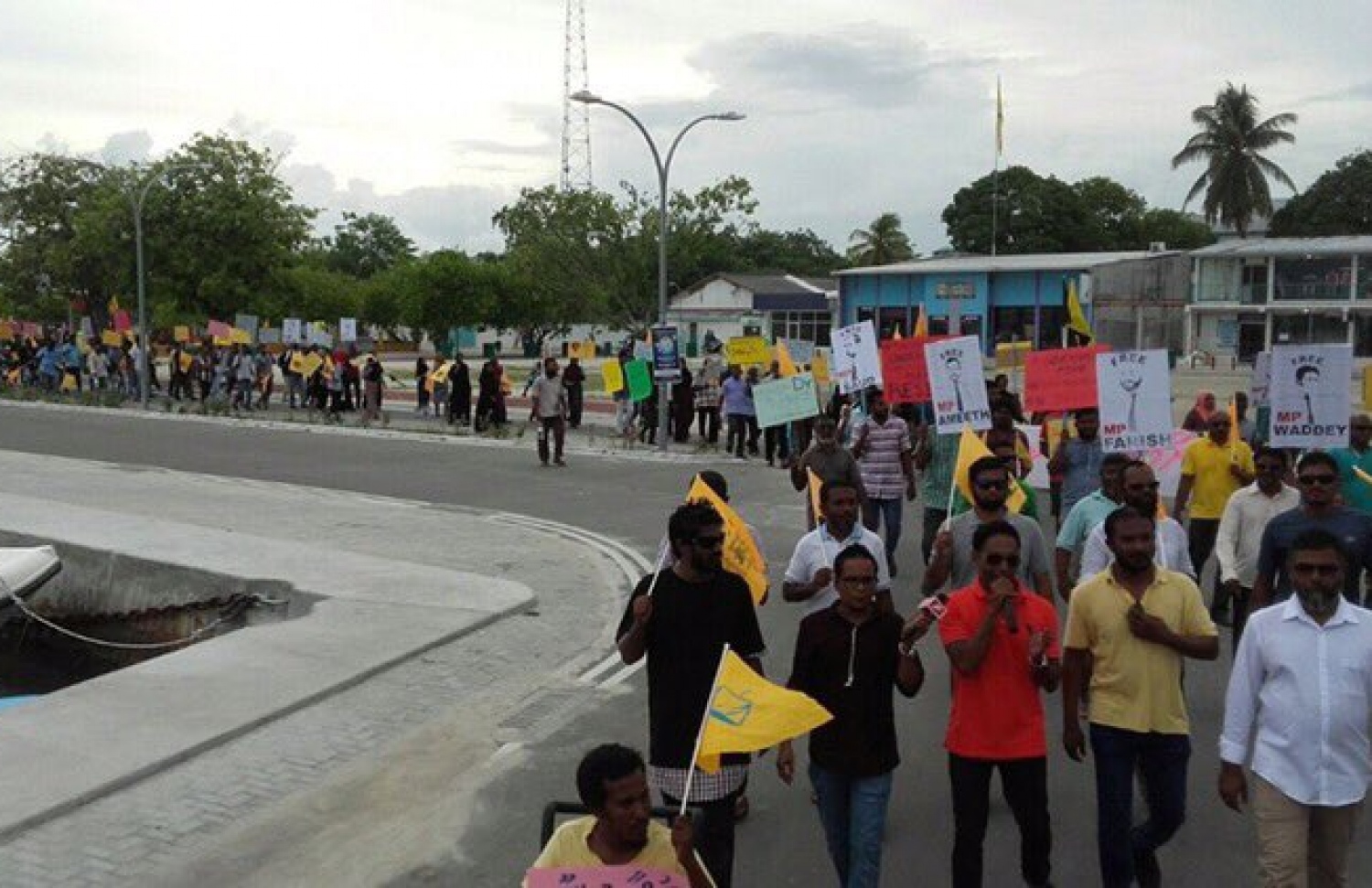 އޮގަސްޓް 4، 2017- ހައްޔަރުގައި ތިބި ރައްޔިތުންގެ މަޖިލީހުގެ މެމްބަރުން ދޫކޮށްލުމަށް ގޮވާލާ އިދިކޮޅު ފަރާތްތަކުން މާލެއާއި އަތޮޅުތެރޭގައި ބޭއްވި މުޒާހަރާގެ ތެރެއިން.---ފޮޓޯ: ޓްވިޓާ