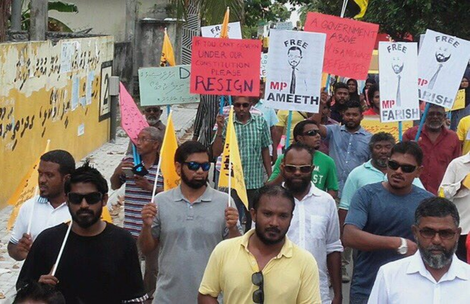 އޮގަސްޓް 4، 2017- ހައްޔަރުގައި ތިބި ރައްޔިތުންގެ މަޖިލީހުގެ މެމްބަރުން ދޫކޮށްލުމަށް ގޮވާލާ އިދިކޮޅު ފަރާތްތަކުން މާލެއާއި އަތޮޅުތެރޭގައި ބޭއްވި މުޒާހަރާގެ ތެރެއިން.---ފޮޓޯ: ޓްވިޓާ