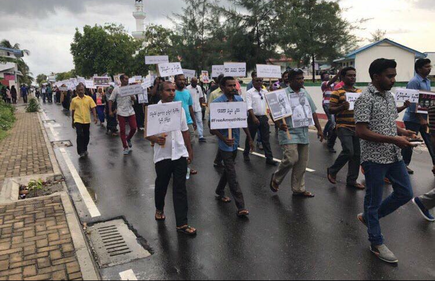 އޮގަސްޓް 4، 2017- ހައްޔަރުގައި ތިބި ރައްޔިތުންގެ މަޖިލީހުގެ މެމްބަރުން ދޫކޮށްލުމަށް ގޮވާލާ އިދިކޮޅު ފަރާތްތަކުން މާލެއާއި އަތޮޅުތެރޭގައި ބޭއްވި މުޒާހަރާގެ ތެރެއިން.---ފޮޓޯ: ޓްވިޓާ