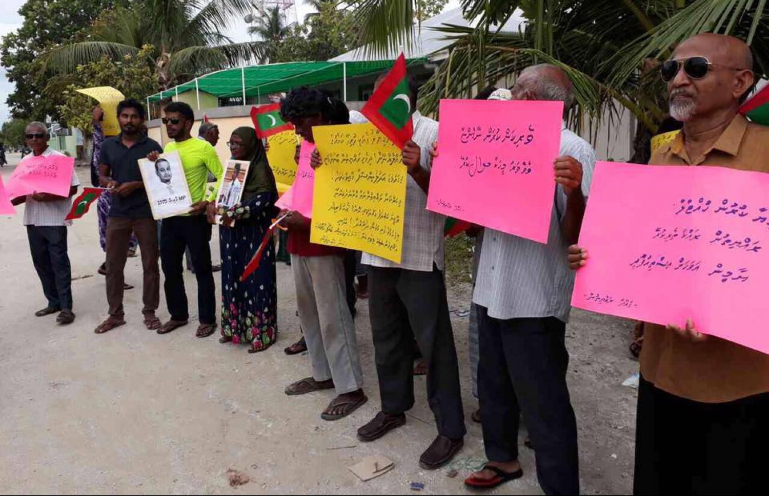 އޮގަސްޓް 4، 2017- ހައްޔަރުގައި ތިބި ރައްޔިތުންގެ މަޖިލީހުގެ މެމްބަރުން ދޫކޮށްލުމަށް ގޮވާލާ އިދިކޮޅު ފަރާތްތަކުން މާލެއާއި އަތޮޅުތެރޭގައި ބޭއްވި މުޒާހަރާގެ ތެރެއިން.---ފޮޓޯ: ޓްވިޓާ