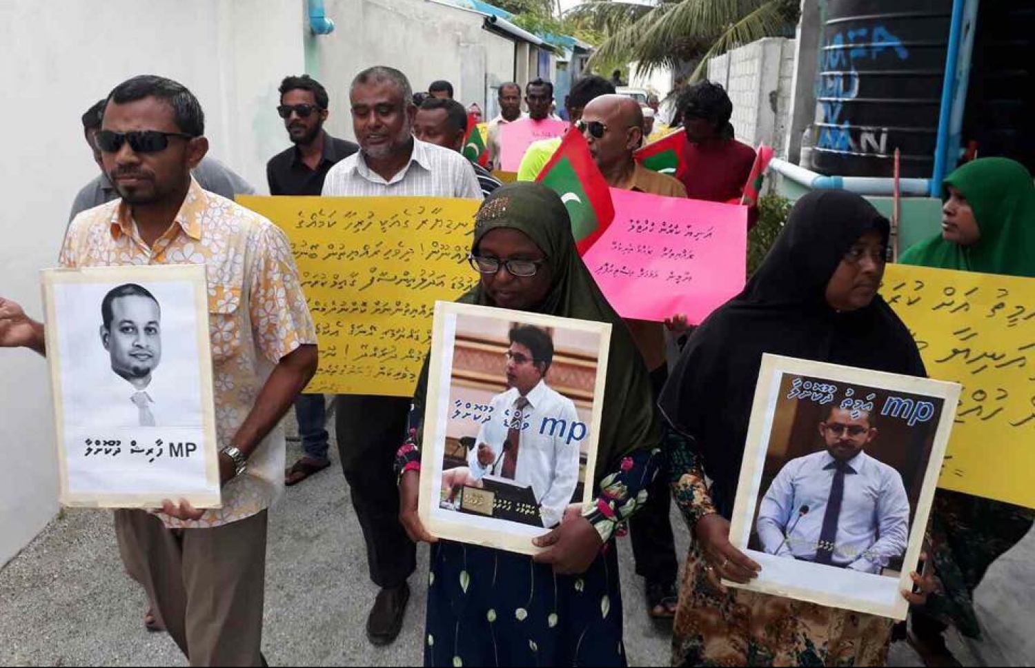 މާލެ: އޮގަސްޓް 4، 2017- މިހާރު ހައްޔަރުކޮށްފައިވާ، ރައްޔިތުންގެ މަޖިލިހުގެ އިދިކޮޅު މެމްބަރުން ދޫކޮށްލުމަށް ގޮވާލައި ބޭއްވި މުޒާހަރާގެ ތެރެއިން.---ޓްވިޓާ ފޮޓޯ