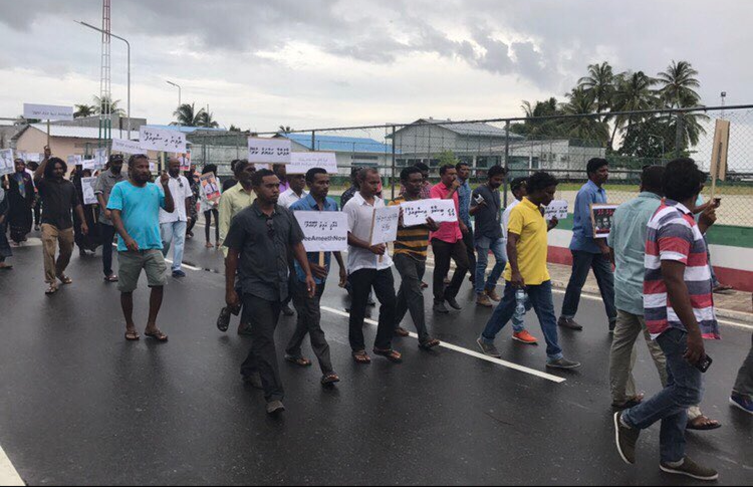 އޮގަސްޓް 4، 2017- ހައްޔަރުގައި ތިބި ރައްޔިތުންގެ މަޖިލީހުގެ މެމްބަރުން ދޫކޮށްލުމަށް ގޮވާލާ އިދިކޮޅު ފަރާތްތަކުން މާލެއާއި އަތޮޅުތެރޭގައި ބޭއްވި މުޒާހަރާގެ ތެރެއިން.---ފޮޓޯ: ޓްވިޓާ