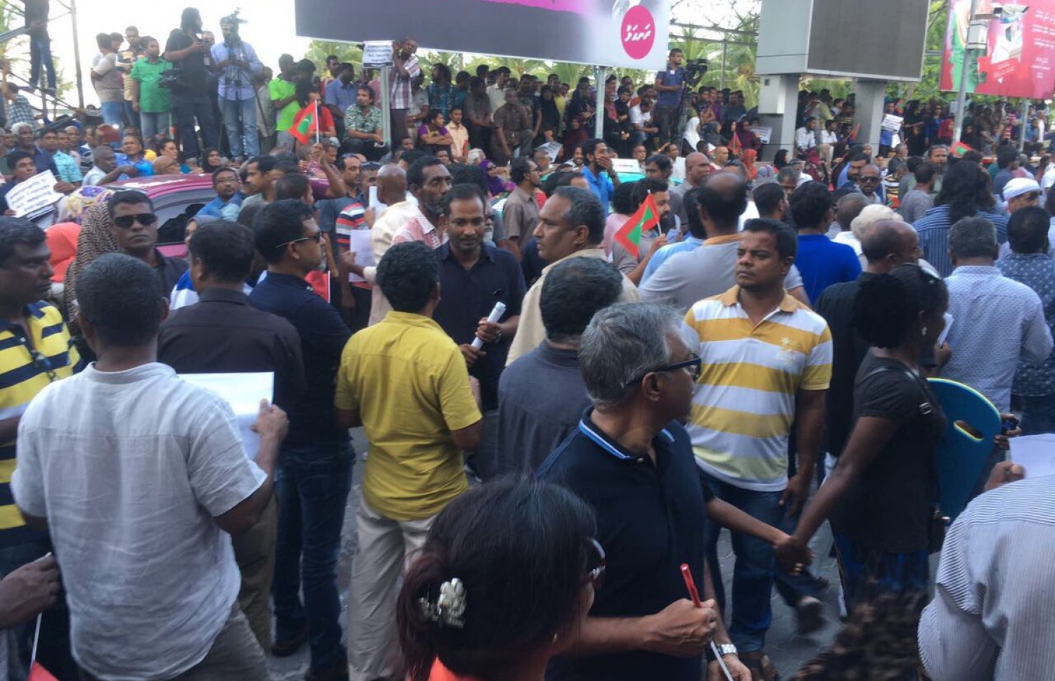 މާލެ: އޮގަސްޓް 4، 2017- މިހާރު ހައްޔަރުކޮށްފައިވާ، ރައްޔިތުންގެ މަޖިލިހުގެ އިދިކޮޅު މެމްބަރުން ދޫކޮށްލުމަށް ގޮވާލައި މާލޭގައި ބޭއްވި މުޒާހަރާގެ ތެރެއިން.---ޓްވިޓާ ފޮޓޯ