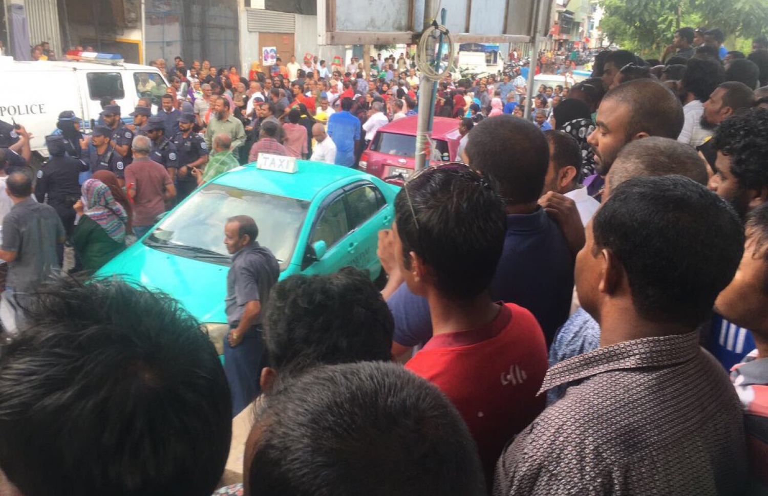 އޮގަސްޓް 4، 2017- ހައްޔަރުގައި ތިބި ރައްޔިތުންގެ މަޖިލީހުގެ މެމްބަރުން ދޫކޮށްލުމަށް ގޮވާލާ އިދިކޮޅު ފަރާތްތަކުން މާލެއާއި އަތޮޅުތެރޭގައި ބޭއްވި މުޒާހަރާގެ ތެރެއިން.---ފޮޓޯ: ޓްވިޓާ