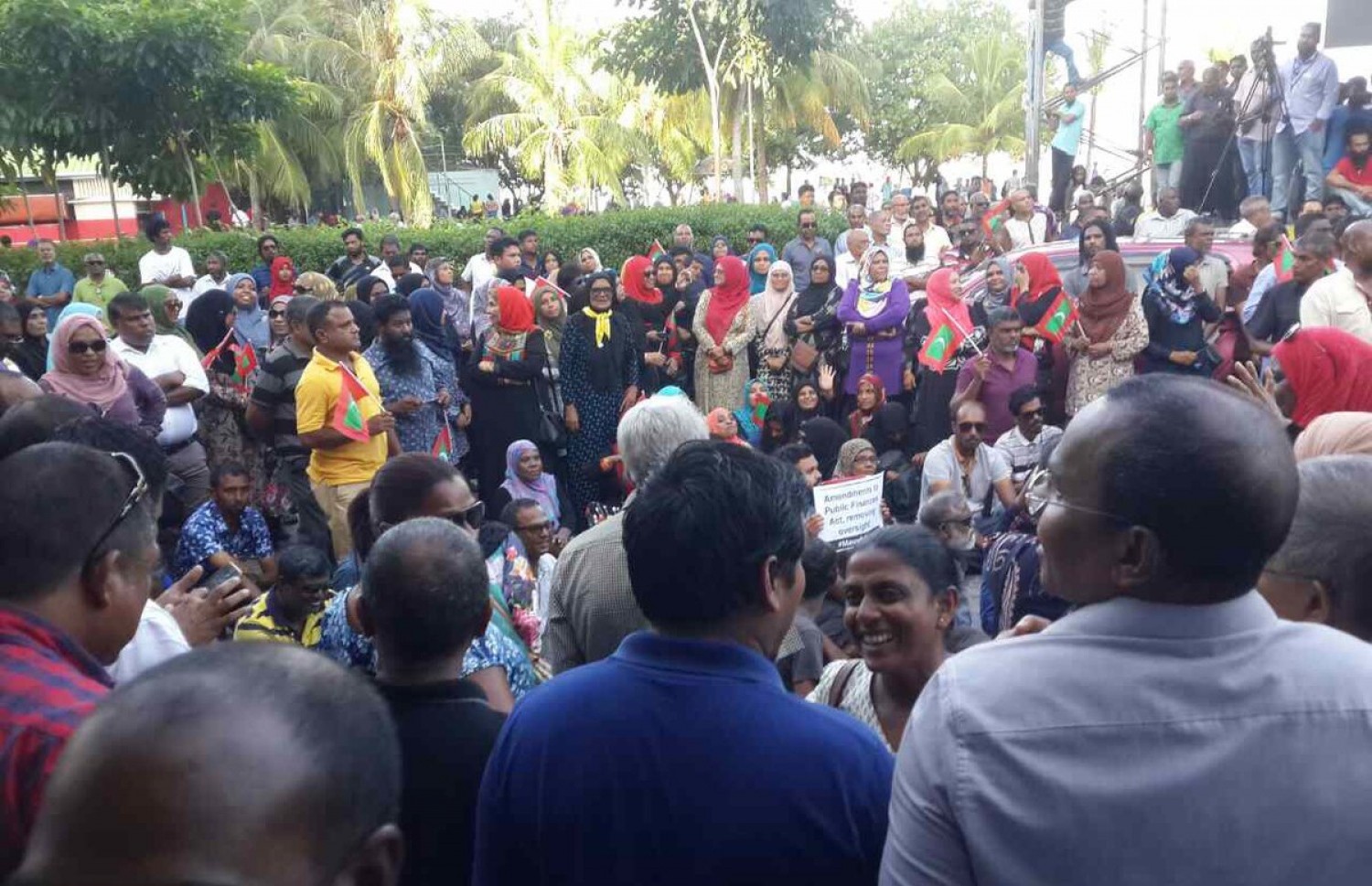 އޮގަސްޓް 4، 2017- ހައްޔަރުގައި ތިބި ރައްޔިތުންގެ މަޖިލީހުގެ މެމްބަރުން ދޫކޮށްލުމަށް ގޮވާލާ އިދިކޮޅު ފަރާތްތަކުން މާލެއާއި އަތޮޅުތެރޭގައި ބޭއްވި މުޒާހަރާގެ ތެރެއިން.---ފޮޓޯ: ޓްވިޓާ