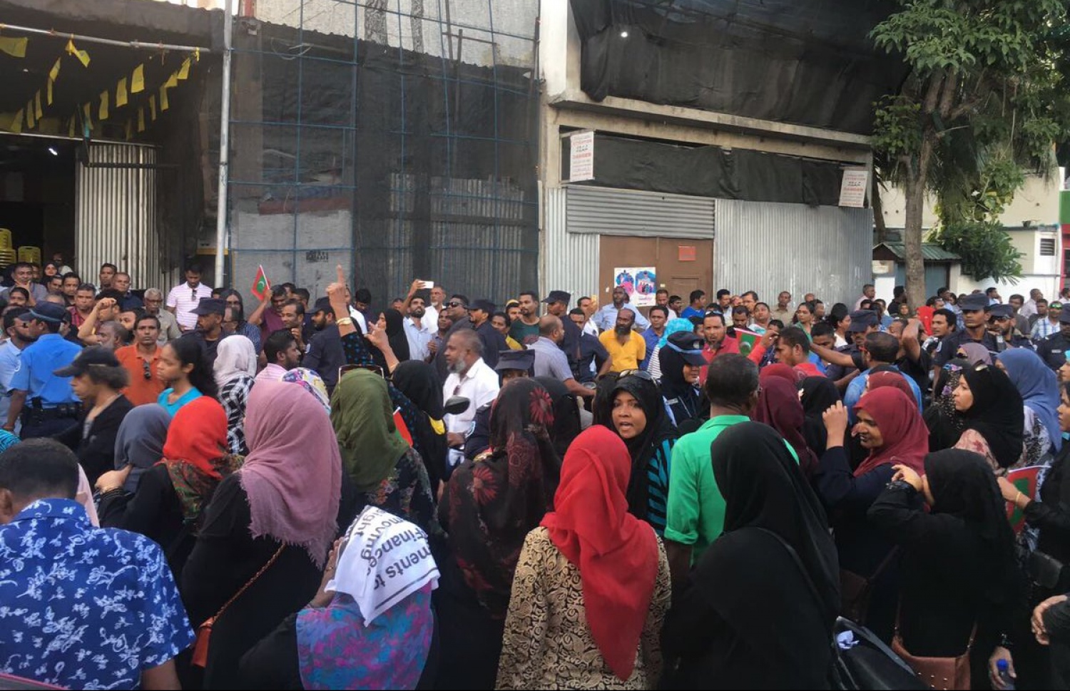 އިދިކޮޅު ފަރާތްތަކުގެ މުޒާހަރާ