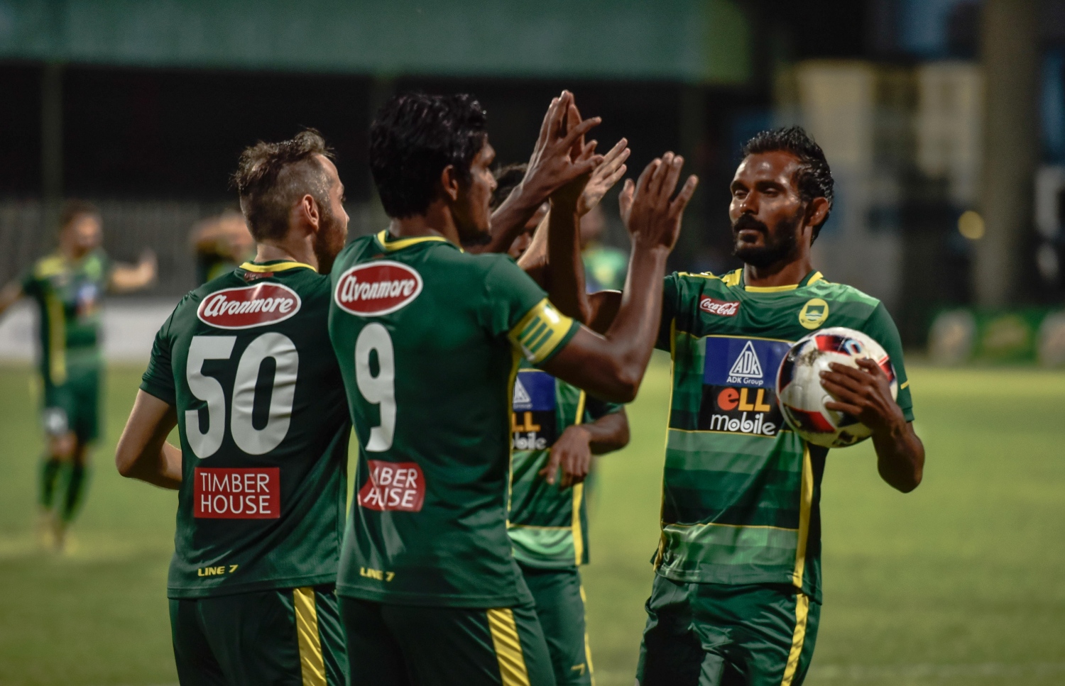 ލަނޑު ޖެހުމަށް ފަހު މާޒިޔާ ކުޅުންތެރިން އުފާފާޅުކުރަނީ.-- ފޮޓޯ: ނިޝާން އަލީ/ މިހާރު