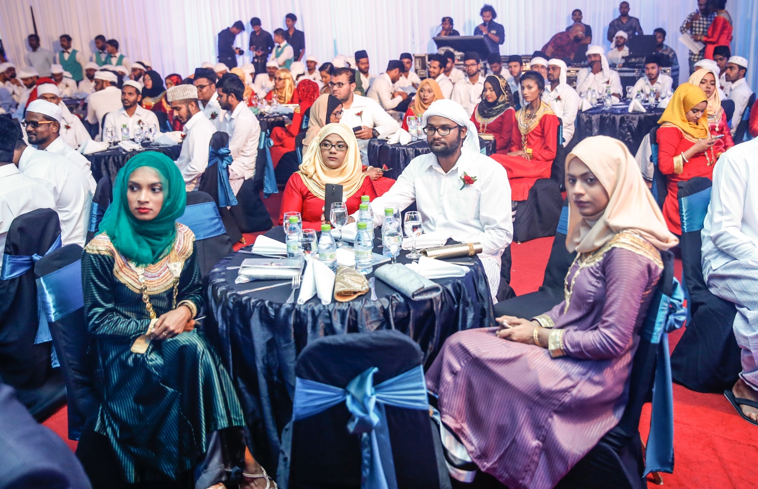 އޮގަސްޓް 4، 2017- މީރާގެ ހަތްވަނަ އަހަރީ ދުވަހުގެ ހަފުލާގައި، އެ އިދާރާގެ މުވައްޒަފުން ދިވެހިންގެ ސަގާފީ ހެދުމުގައި. މި ހަފުލާގެ އެންމެ ބޮޑު ތަފާތު އަދި އަޅައިގަތް ކަމަކީ މި ސަގާފީ ހެދުން.---މިހާރު ފޮޓޯ: ހުސެއިން ވަހީދު