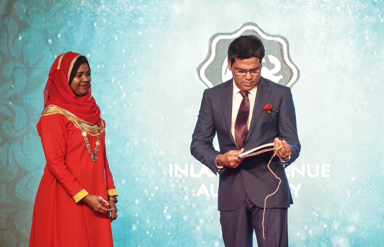 އޮގަސްޓް 4، 2017- މީރާގެ ހަތްވަނަ އަހަރީ ދުވަހުގެ ހަފުލާގައި ރައްޔިތުންގެ މަޖިލިހުގެ ނައިބު ރައީސް މޫސާ މަނިކު (ކ) ބައިވެރިވެވަޑައިގަންނަވަނީ.---މިހާރު ފޮޓޯ: ހުސެއިން ވަހީދު