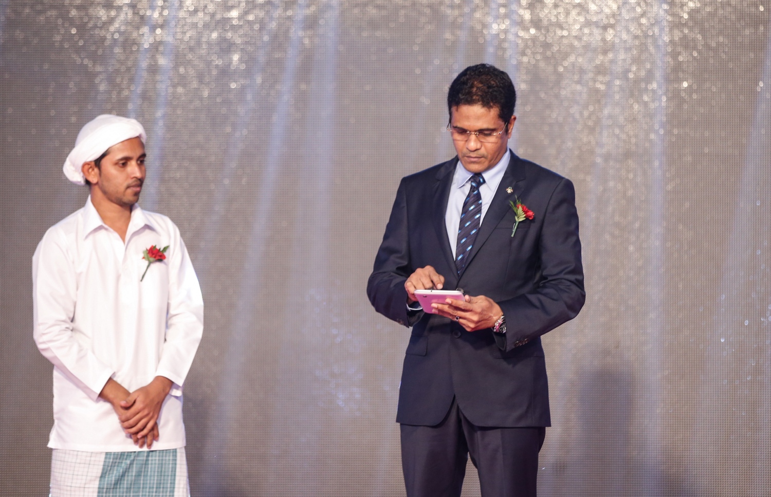 އޮގަސްޓް 4، 2017- ވެރިކަން ކުރާ ޕީޕީއެމްގެ ޕާލަމެންޓްރީ ގުރޫޕުގެ ލީޑަރު އަހުމަދު ނިހާން، ފީ އާއި ޖޫރިމަނާ ދެއްކޭ މީރާ މޮބައިލް އެޕް ތައާރަފު ކޮށްދެއްވަނީ.---މިހާރު ފޮޓޯ: ހުސެއިން ވަހީދު