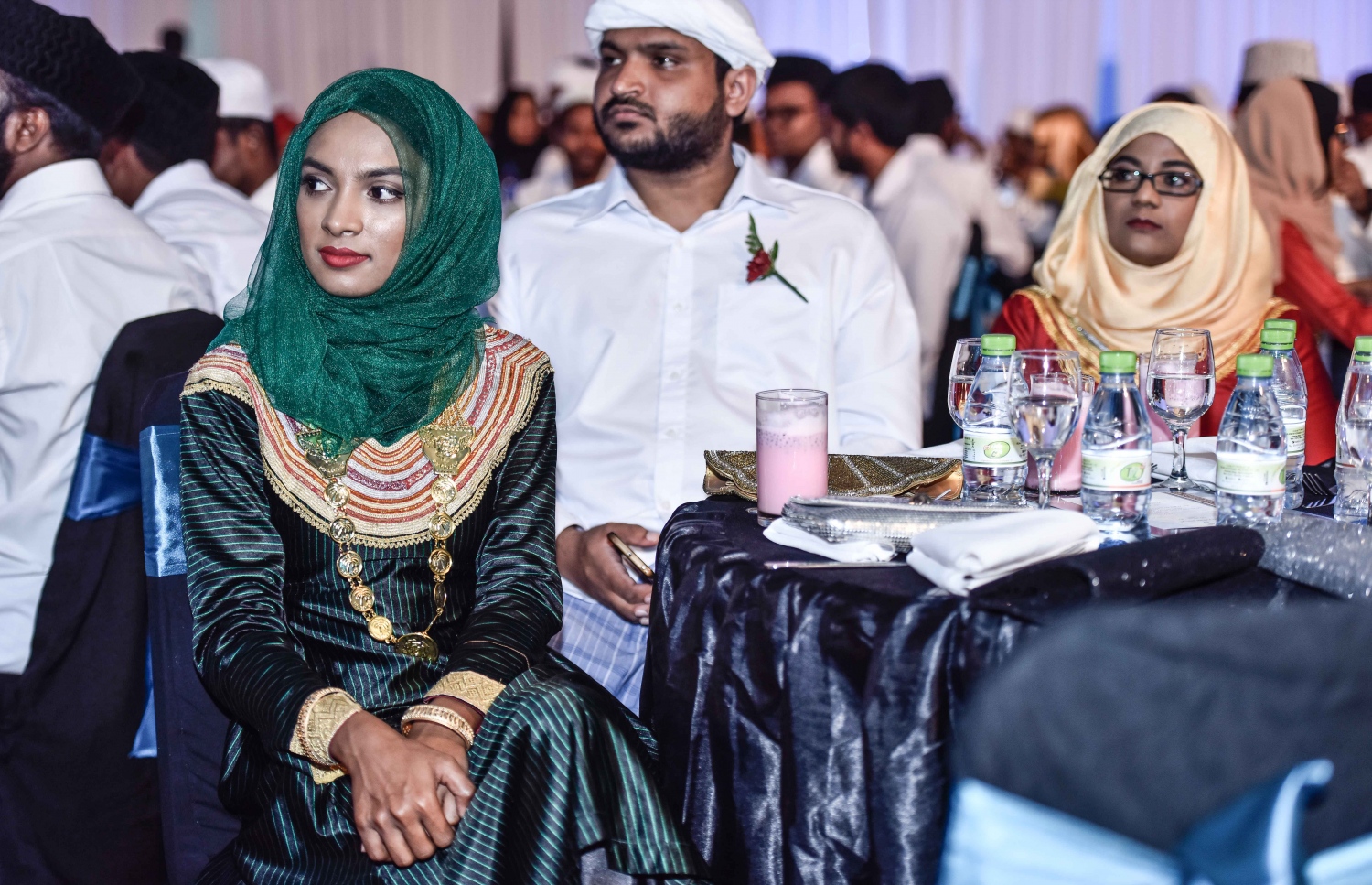 އޮގަސްޓް 4، 2017- މީރާގެ ހަތްވަނަ އަހަރީ ދުވަހުގެ ހަފުލާގައި، އެ އިދާރާގެ ބައެއް މުވައްޒަފުން ދިވެހިންގެ ސަގާފީ ހެދުމުގައި. މި ހަފުލާގައި މީރާގެ ހުރިހާ މުވަޒަފުން ވެސް ތިބީ ދިވެހިންގެ ތާރީޚީ، ސަގާފީ ހެދުމުގައި..---މިހާރު ފޮޓޯ: ހުސެއިން ވަހީދު