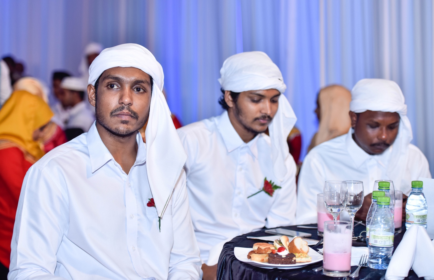 އޮގަސްޓް 4، 2017- މީރާގެ ހަތްވަނަ އަހަރީ ދުވަހުގެ ހަފުލާގައި، އެ އިދާރާގެ ބައެއް މުވައްޒަފުން ދިވެހިންގެ ސަގާފީ ހެދުމުގައި. މި ހަފުލާގައި މީރާގެ ހުރިހާ މުވަޒަފުން ވެސް ތިބީ ދިވެހިންގެ ތާރީޚީ، ސަގާފީ ހެދުމުގައި..---މިހާރު ފޮޓޯ: ހުސެއިން ވަހީދު