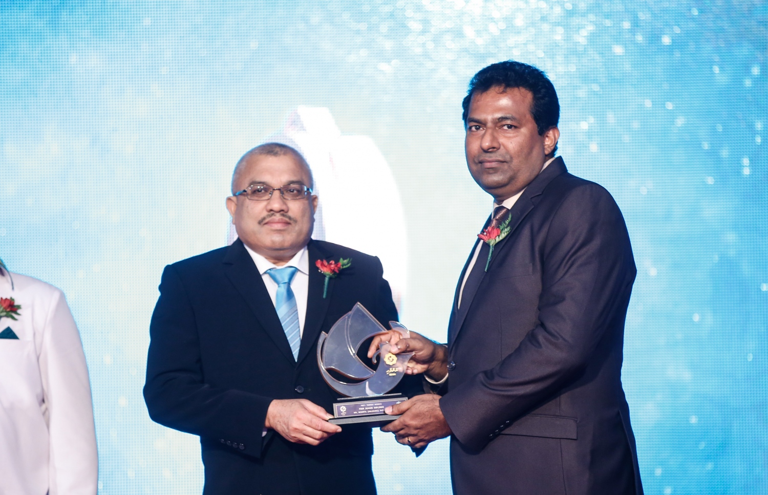 އޮގަސްޓް 4، 2017- މީރާގެ ހަތްވަނަ އަހަރީ ދުވަހުގެ ހަފުލާގައި، މި އަހަރު ރަންލާރި އެވޯޑު ލިބުނު ކުންފުންޏެއްގެ ވެރިއަކާ ނައިބު ރައީސް އަބްދުﷲ ޖިހާދު އެ އެވޯޑު ހަވާލުކޮށްދެއްވަނީ.---މިހާރު ފޮޓޯ: ހުސެއިން ވަހީދު