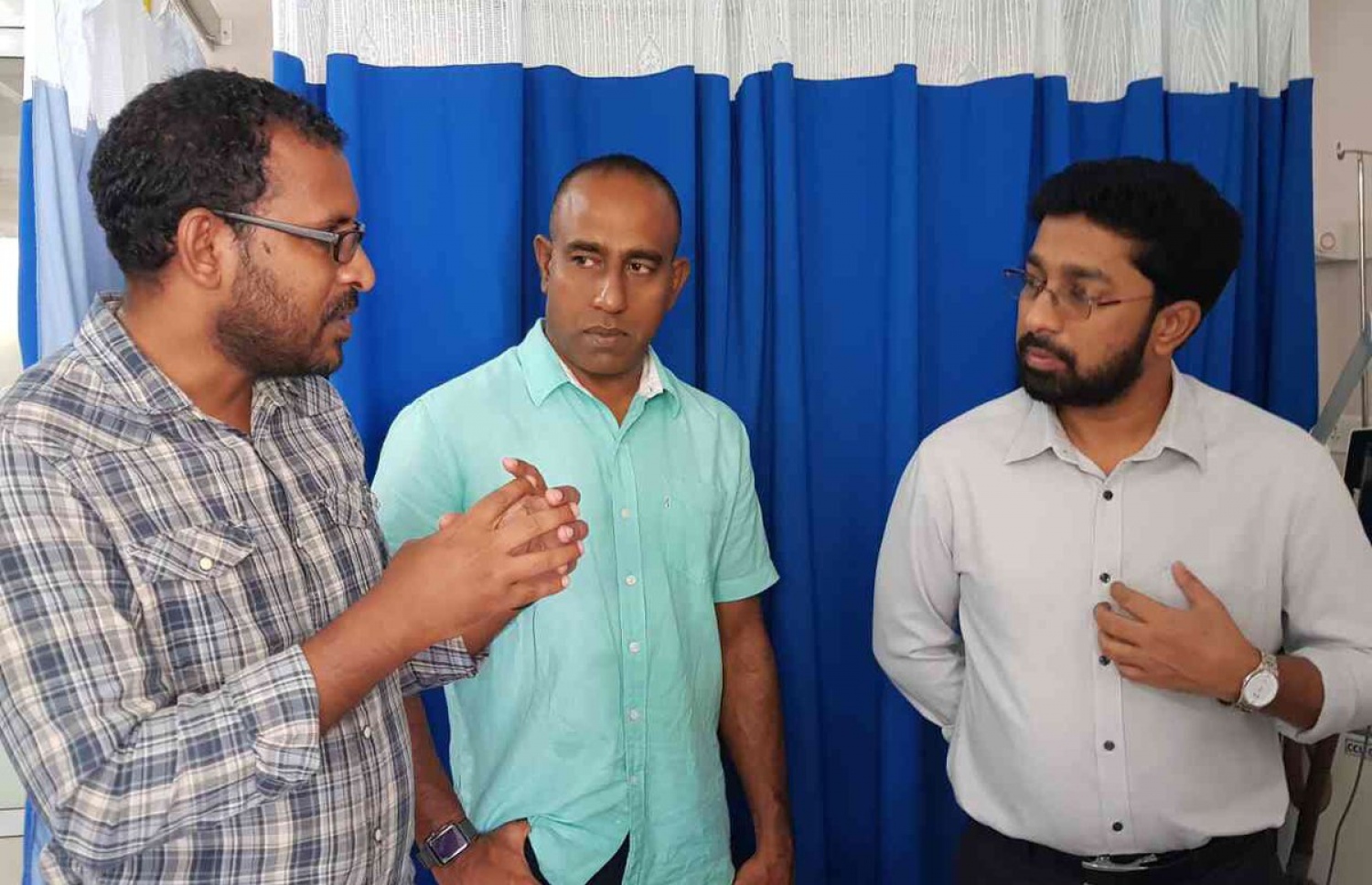 ރައްޒާންގެ ހާލު ބެއްލެވުމަށް މިނިސްޓަރު އަޒްލީން (ކ) އައިޖީއެމްއެޗްގައި. - ފޮޓޯ: ޕޮލިސް