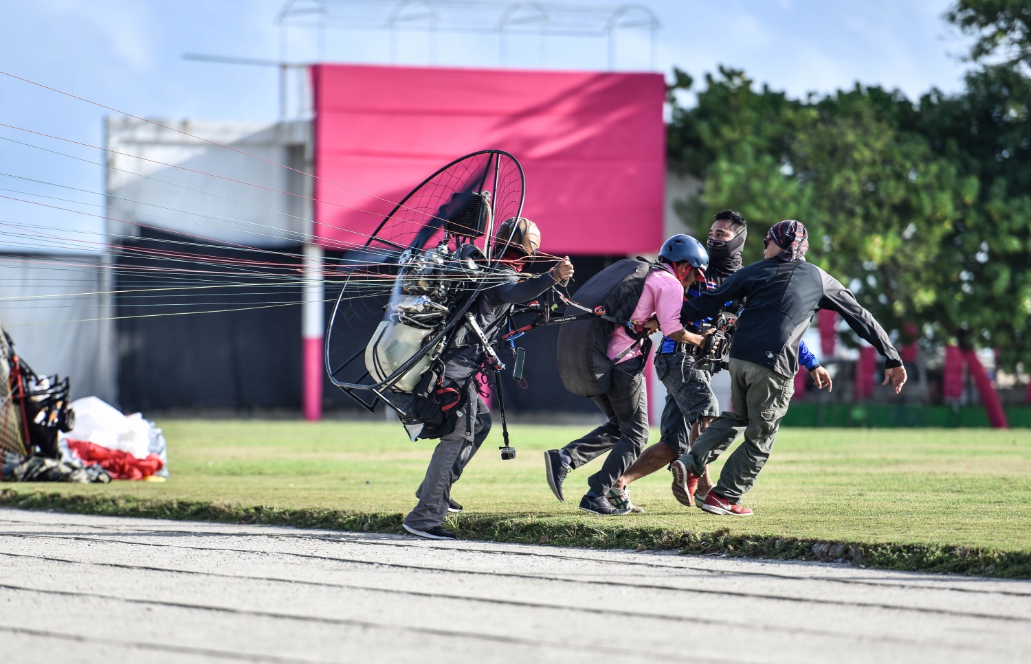 މާލެ: އޮގަސްޓް 5، 2017- ދެ ވަނަ ދައުރަކަށް ރައީސް ޔާމީން އިންތިޚާބު ކުރަން ހިންގާ ކެމްޕޭންގެ ތެރެއިން، ޒުވާނުންނަށް ޚާއްސަ ކޮށްގެން މާފަންނު ސްޓޭޑިއަމްގައި ބޭއްވި ޕެރަމޯޓާ ނުވަތަ ވައިކުޑައެއްގެ އެހީގައި އުދުހުމުގެ ހަރަކާތުގެ ތެރެއިން.---މިހާރު ފޮޓޯ: ހުސެއިން ވަހީދު