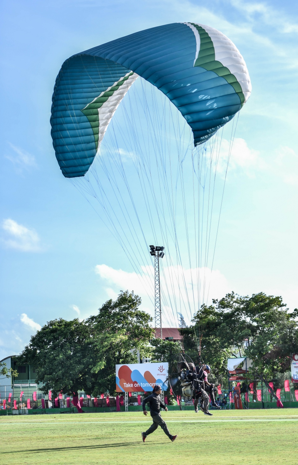 މާލެ: އޮގަސްޓް 5، 2017- ދެ ވަނަ ދައުރަކަށް ރައީސް ޔާމީން އިންތިޚާބު ކުރަން ހިންގާ ކެމްޕޭންގެ ތެރެއިން، ޒުވާނުންނަށް ޚާއްސަ ކޮށްގެން މާފަންނު ސްޓޭޑިއަމްގައި ބޭއްވި ޕެރަމޯޓާ ނުވަތަ ވައިކުޑައެއްގެ އެހީގައި އުދުހުމުގެ ހަރަކާތުގެ ތެރެއިން.---މިހާރު ފޮޓޯ: ހުސެއިން ވަހީދު