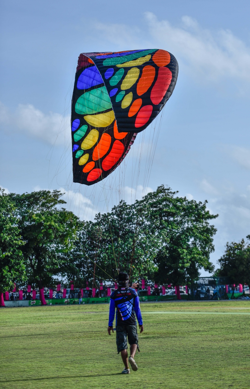 މާލެ: އޮގަސްޓް 5، 2017- ދެ ވަނަ ދައުރަކަށް ރައީސް ޔާމީން އިންތިޚާބު ކުރަން ހިންގާ ކެމްޕޭންގެ ތެރެއިން، ޒުވާނުންނަށް ޚާއްސަ ކޮށްގެން މާފަންނު ސްޓޭޑިއަމްގައި ބޭއްވި ޕެރަމޯޓާ ނުވަތަ ވައިކުޑައެއްގެ އެހީގައި އުދުހުމުގެ ހަރަކާތުގެ ތެރެއިން.---މިހާރު ފޮޓޯ: ހުސެއިން ވަހީދު