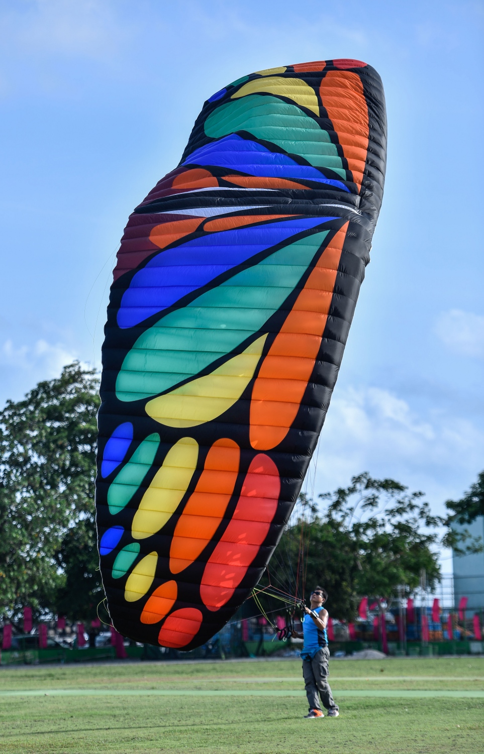 މާލެ: އޮގަސްޓް 5، 2017- ދެ ވަނަ ދައުރަކަށް ރައީސް ޔާމީން އިންތިޚާބު ކުރަން ހިންގާ ކެމްޕޭންގެ ތެރެއިން، ޒުވާނުންނަށް ޚާއްސަ ކޮށްގެން މާފަންނު ސްޓޭޑިއަމްގައި ބޭއްވި ޕެރަމޯޓާ ނުވަތަ ވައިކުޑައެއްގެ އެހީގައި އުދުހުމުގެ ހަރަކާތުގެ ތެރެއިން.---މިހާރު ފޮޓޯ: ހުސެއިން ވަހީދު