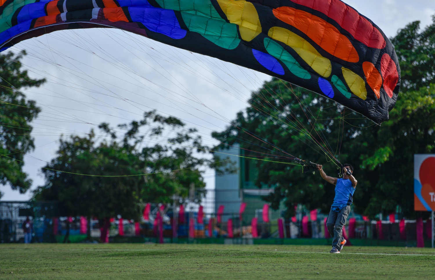 މާލެ: އޮގަސްޓް 5، 2017- ދެ ވަނަ ދައުރަކަށް ރައީސް ޔާމީން އިންތިޚާބު ކުރަން ހިންގާ ކެމްޕޭންގެ ތެރެއިން، ޒުވާނުންނަށް ޚާއްސަ ކޮށްގެން މާފަންނު ސްޓޭޑިއަމްގައި ބޭއްވި ޕެރަމޯޓާ ނުވަތަ ވައިކުޑައެއްގެ އެހީގައި އުދުހުމުގެ ހަރަކާތުގެ ތެރެއިން.---މިހާރު ފޮޓޯ: ހުސެއިން ވަހީދު