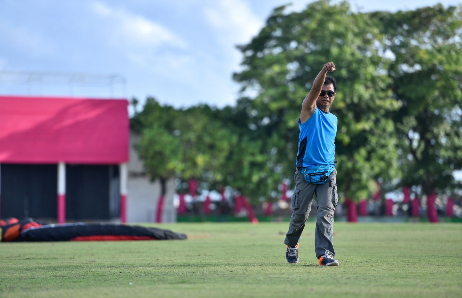 މާލެ: އޮގަސްޓް 5، 2017- ދެ ވަނަ ދައުރަކަށް ރައީސް ޔާމީން އިންތިޚާބު ކުރަން ހިންގާ ކެމްޕޭންގެ ތެރެއިން، ޒުވާނުންނަށް ޚާއްސަ ކޮށްގެން މާފަންނު ސްޓޭޑިއަމްގައި ބޭއްވި ޕެރަމޯޓާ ނުވަތަ ވައިކުޑައެއްގެ އެހީގައި އުދުހުމުގެ ހަރަކާތުގެ ތެރެއިން.---މިހާރު ފޮޓޯ: ހުސެއިން ވަހީދު