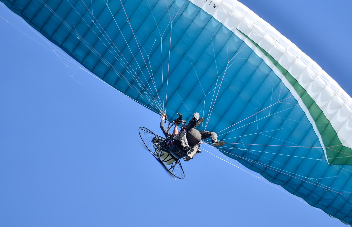 މާލެ: އޮގަސްޓް 5، 2017- ދެ ވަނަ ދައުރަކަށް ރައީސް ޔާމީން އިންތިޚާބު ކުރަން ހިންގާ ކެމްޕޭންގެ ތެރެއިން، ޒުވާނުންނަށް ޚާއްސަ ކޮށްގެން މާފަންނު ސްޓޭޑިއަމްގައި ބޭއްވި ޕެރަމޯޓާ ނުވަތަ ވައިކުޑައެއްގެ އެހީގައި އުދުހުމުގެ ހަރަކާތުގެ ތެރެއިން.---މިހާރު ފޮޓޯ: ހުސެއިން ވަހީދު