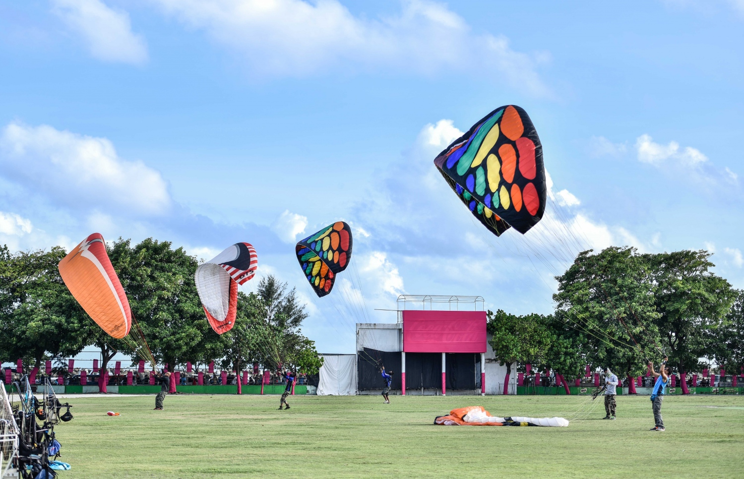 މާލެ: އޮގަސްޓް 5، 2017- ދެ ވަނަ ދައުރަކަށް ރައީސް ޔާމީން އިންތިޚާބު ކުރަން ހިންގާ ކެމްޕޭންގެ ތެރެއިން، ޒުވާނުންނަށް ޚާއްސަ ކޮށްގެން މާފަންނު ސްޓޭޑިއަމްގައި ބޭއްވި ޕެރަމޯޓާ ނުވަތަ ވައިކުޑައެއްގެ އެހީގައި އުދުހުމުގެ ހަރަކާތުގެ ތެރެއިން.---މިހާރު ފޮޓޯ: ހުސެއިން ވަހީދު