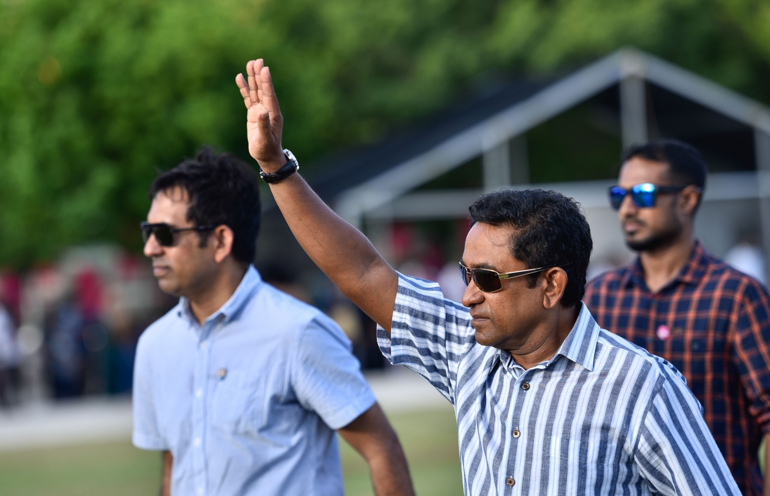 މާލެ: އޮގަސްޓް 5، 2017- ދެ ވަނަ ދައުރަކަށް ރައީސް ޔާމީން އިންތިޚާބު ކުރަން ހިންގާ ކެމްޕޭންގެ ތެރެއިން، ޒުވާނުންނަށް ޚާއްސަ ކޮށްގެން މާފަންނު ސްޓޭޑިއަމްގައި ބޭއްވި ޕެރަމޯޓާ ނުވަތަ ވައިކުޑައެއްގެ އެހީގައި އުދުހުމުގެ ހަރަކާތް ބައްލަވާލެއްވުމަށް ރައީސް ޔާމީން ވަޑައިގެން އާންމުންނާ ސަލާމް ކުރައްވަނީ.---މިހާރު ފޮޓޯ: ހުސެއިން ވަހީދު