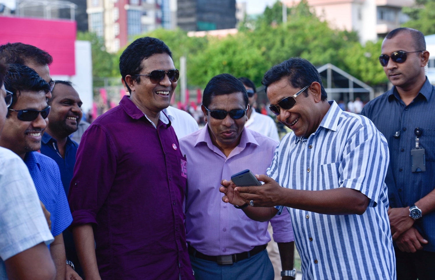 މާލެ: އޮގަސްޓް 5، 2017- ދެ ވަނަ ދައުރަކަށް ރައީސް ޔާމީން އިންތިޚާބު ކުރަން ހިންގާ ކެމްޕޭންގެ ތެރެއިން، ޒުވާނުންނަށް ޚާއްސަ ކޮށްގެން މާފަންނު ސްޓޭޑިއަމްގައި ބޭއްވި ޕެރަމޯޓާ ނުވަތަ ވައިކުޑައެއްގެ އެހީގައި އުދުހުމުގެ ހަރަކާތުގެ ތެރެއިން، ރައީސް ޔާމީން ބައެއް މިނިސްޓަރުންނާއި ރައްޔިތުންގެ މަޖިލިހުގެ ބައެއް މެމްބަރުންނަށް ފޯނުން އެއްޗެއް ދައްކަވައި ސަމާސާ ކުރައްވަނީ.---މިހާރު ފޮޓޯ: ހުސެއިން ވަހީދު