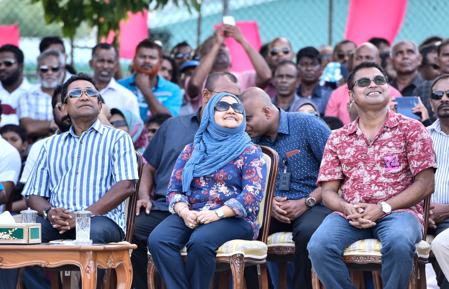 މާލެ: އޮގަސްޓް 5، 2017- ދެ ވަނަ ދައުރަކަށް ރައީސް ޔާމީން އިންތިޚާބު ކުރަން ހިންގާ ކެމްޕޭންގެ ތެރެއިން، ޒުވާނުންނަށް ޚާއްސަ ކޮށްގެން މާފަންނު ސްޓޭޑިއަމްގައި ބޭއްވި ޕެރަމޯޓާ ނުވަތަ ވައިކުޑައެއްގެ އެހީގައި އުދުހުމުގެ ހަރަކާތް ރައީސް ޔާމީންގެ ދެކަނބަލުން އަދި ތިމާވެއްޓާ ބެހޭ މިނިސްޓަރު ތޯރިގު އިބްރާހިމް ބައްލަވާލައްވަނީ.---މިހާރު ފޮޓޯ: ހުސެއިން ވަހީދު