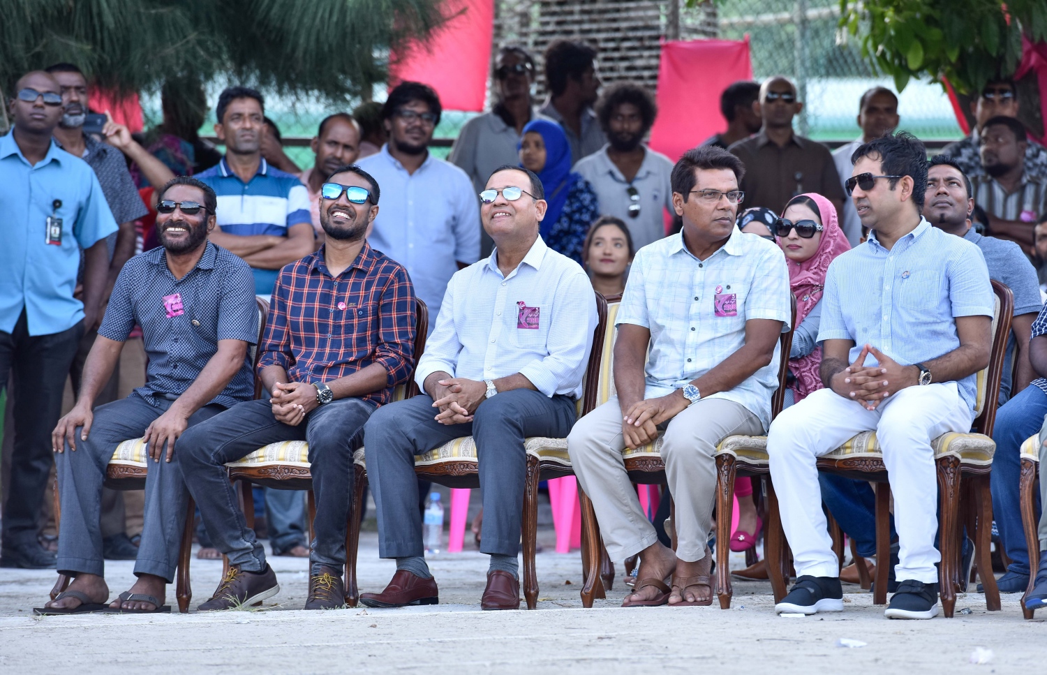 މާލެ: އޮގަސްޓް 5، 2017- ދެ ވަނަ ދައުރަކަށް ރައީސް ޔާމީން އިންތިޚާބު ކުރަން ހިންގާ ކެމްޕޭންގެ ތެރެއިން، ޒުވާނުންނަށް ޚާއްސަ ކޮށްގެން މާފަންނު ސްޓޭޑިއަމްގައި ބޭއްވި ޕެރަމޯޓާ ނުވަތަ ވައިކުޑައެއްގެ އެހީގައި އުދުހުމުގެ ހަރަކާތް ދައުލަތުގެ ބައެއް އިސްވެރިން ބައްލަވާލައްވަނީ.---މިހާރު ފޮޓޯ: ހުސެއިން ވަހީދު