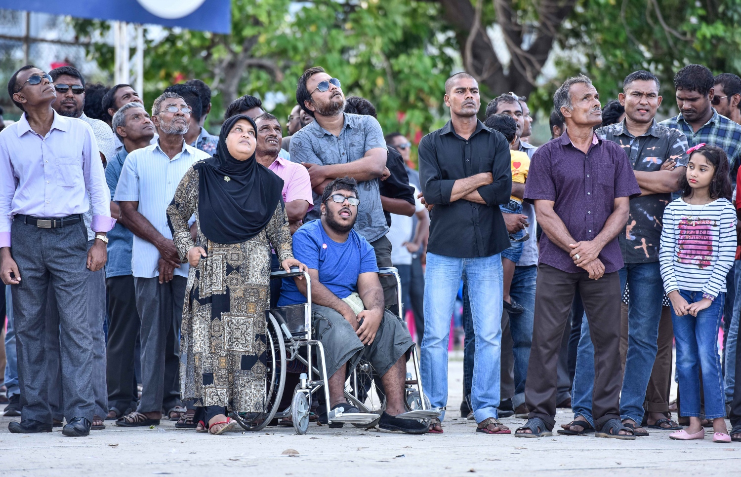 މާލެ: އޮގަސްޓް 5، 2017- ދެ ވަނަ ދައުރަކަށް ރައީސް ޔާމީން އިންތިޚާބު ކުރަން ހިންގާ ކެމްޕޭންގެ ތެރެއިން، ޒުވާނުންނަށް ޚާއްސަ ކޮށްގެން މާފަންނު ސްޓޭޑިއަމްގައި ބޭއްވި ޕެރަމޯޓާ ނުވަތަ ވައިކުޑައެއްގެ އެހީގައި އުދުހުމުގެ ހަރަކާތް އާންމުންގެ ބަޔަކު ބަލަނީ.---މިހާރު ފޮޓޯ: ހުސެއިން ވަހީދު