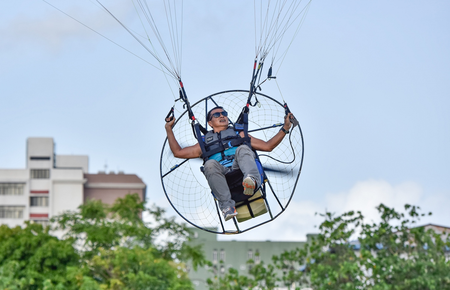 މާލެ: އޮގަސްޓް 5، 2017- ދެ ވަނަ ދައުރަކަށް ރައީސް ޔާމީން އިންތިޚާބު ކުރަން ހިންގާ ކެމްޕޭންގެ ތެރެއިން، ޒުވާނުންނަށް ޚާއްސަ ކޮށްގެން މާފަންނު ސްޓޭޑިއަމްގައި ބޭއްވި ޕެރަމޯޓާ ނުވަތަ ވައިކުޑައެއްގެ އެހީގައި އުދުހުމުގެ ހަރަކާތުގެ ތެރެއިން.---މިހާރު ފޮޓޯ: ހުސެއިން ވަހީދު