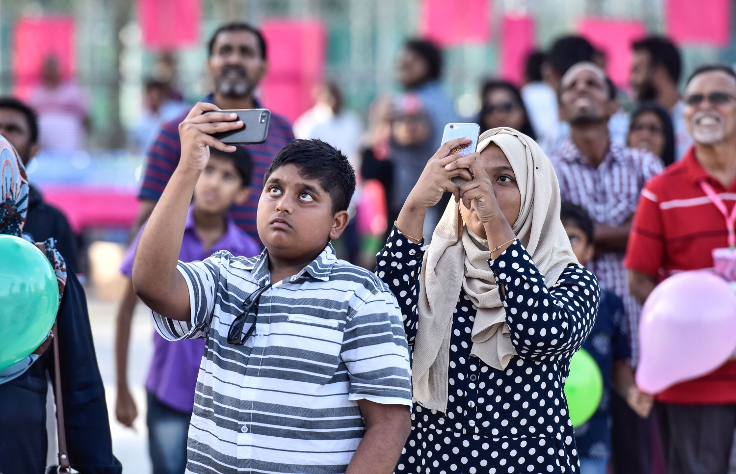 މާލެ: އޮގަސްޓް 5، 2017- ދެ ވަނަ ދައުރަކަށް ރައީސް ޔާމީން އިންތިޚާބު ކުރަން ހިންގާ ކެމްޕޭންގެ ތެރެއިން، ޒުވާނުންނަށް ޚާއްސަ ކޮށްގެން މާފަންނު ސްޓޭޑިއަމްގައި ބޭއްވި ޕެރަމޯޓާ ނުވަތަ ވައިކުޑައެއްގެ އެހީގައި އުދުހުމުގެ ހަރަކާތުގެ ފޮޓޯ މޮބައިލް ފޯނުން ނަގަނީ.---މިހާރު ފޮޓޯ: ހުސެއިން ވަހީދު