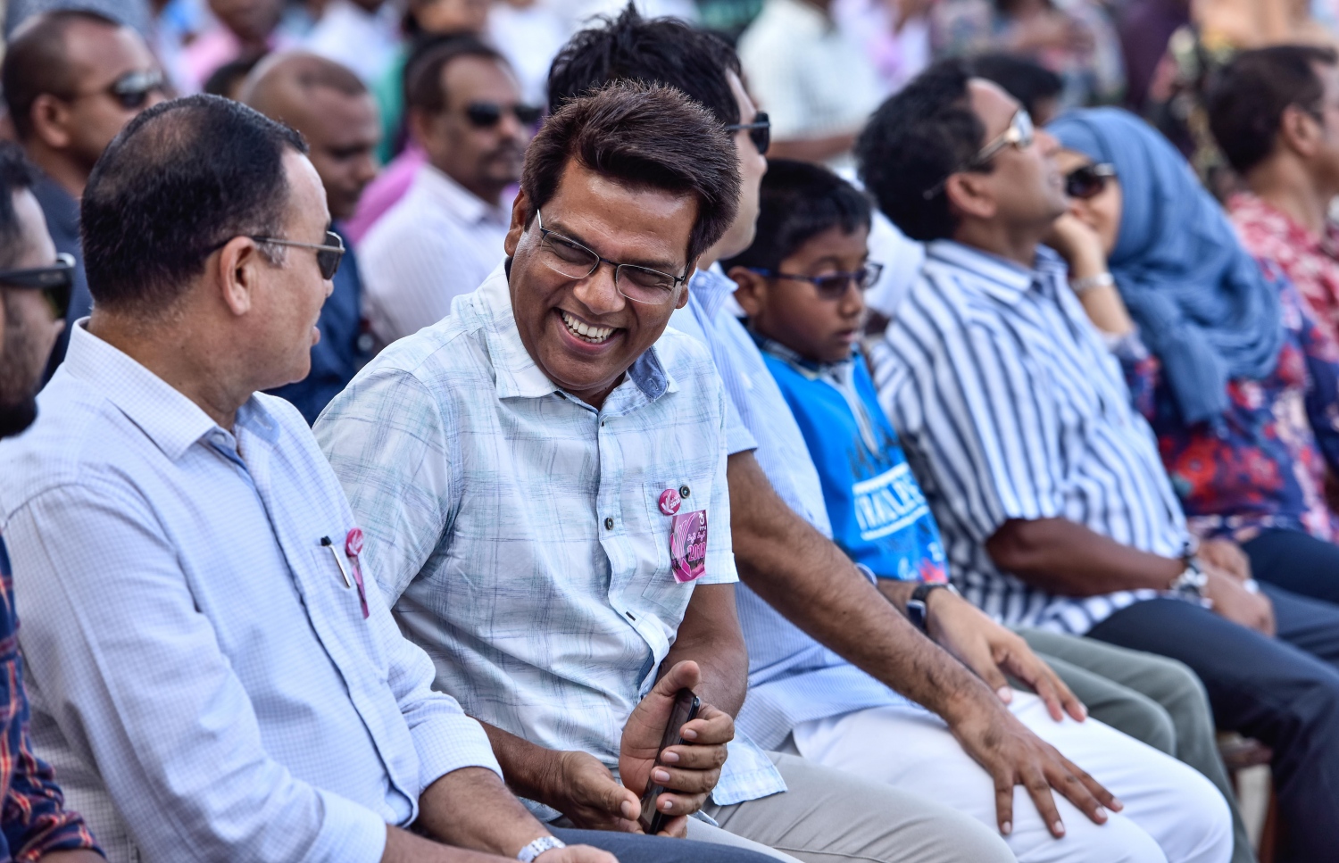 މާލެ: އޮގަސްޓް 5، 2017- ދެ ވަނަ ދައުރަކަށް ރައީސް ޔާމީން އިންތިޚާބު ކުރަން ހިންގާ ކެމްޕޭންގެ ތެރެއިން، ޒުވާނުންނަށް ޚާއްސަ ކޮށްގެން މާފަންނު ސްޓޭޑިއަމްގައި ބޭއްވި ޕެރަމޯޓާ ނުވަތަ ވައިކުޑައެއްގެ އެހީގައި އުދުހުމުގެ ހަރަކާތް ބައްލަވާލައްވާއިރު، ޑިފެންސް މިނިސްޓަރު އާދަމް ޝަރީފާއި ރައްޔިތުންގެ މަޖިލިހުގެ ނައިބު ރައީސް މޫސާ މަނިކު ސަމާސާ ކުރައްވަނީ.---މިހާރު ފޮޓޯ: ހުސެއިން ވަހީދު