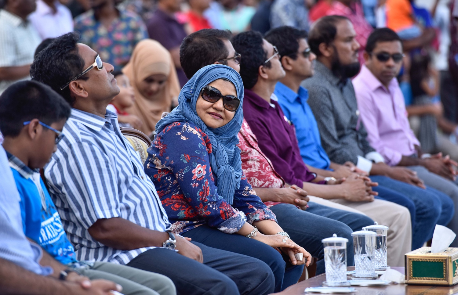 މާލެ: އޮގަސްޓް 5، 2017- ދެ ވަނަ ދައުރަކަށް ރައީސް ޔާމީން އިންތިޚާބު ކުރަން ހިންގާ ކެމްޕޭންގެ ތެރެއިން، ޒުވާނުންނަށް ޚާއްސަ ކޮށްގެން މާފަންނު ސްޓޭޑިއަމްގައި ބޭއްވި ޕެރަމޯޓާ ނުވަތަ ވައިކުޑައެއްގެ އެހީގައި އުދުހުމުގެ ހަރަކާތް ރައީސް ޔާމީންގެ ދެކަނބަލުންނާއި ދަރިކަލުން ބައްލަވާލައްވަނީ.---މިހާރު ފޮޓޯ: ހުސެއިން ވަހީދު