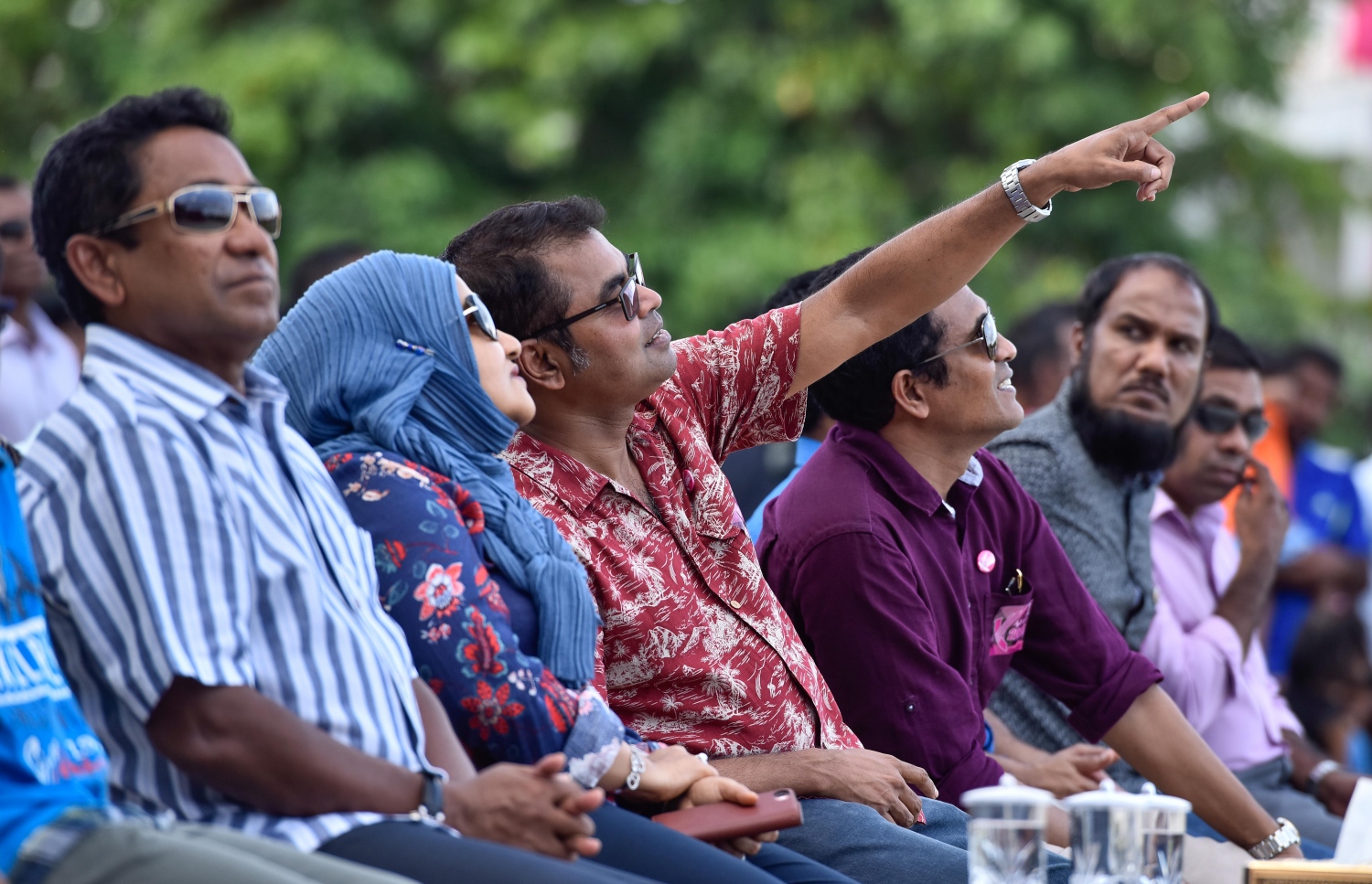 މާލެ: އޮގަސްޓް 5، 2017- ދެ ވަނަ ދައުރަކަށް ރައީސް ޔާމީން އިންތިޚާބު ކުރަން ހިންގާ ކެމްޕޭންގެ ތެރެއިން، ޒުވާނުންނަށް ޚާއްސަ ކޮށްގެން މާފަންނު ސްޓޭޑިއަމްގައި ބޭއްވި ޕެރަމޯޓާ ނުވަތަ ވައިކުޑައެއްގެ އެހީގައި އުދުހުމުގެ ހަރަކާތް ރައީސް ޔާމީންގެ ދެކަނބަލުން ބައްލަވާލައްވަނީ.---މިހާރު ފޮޓޯ: ހުސެއިން ވަހީދު