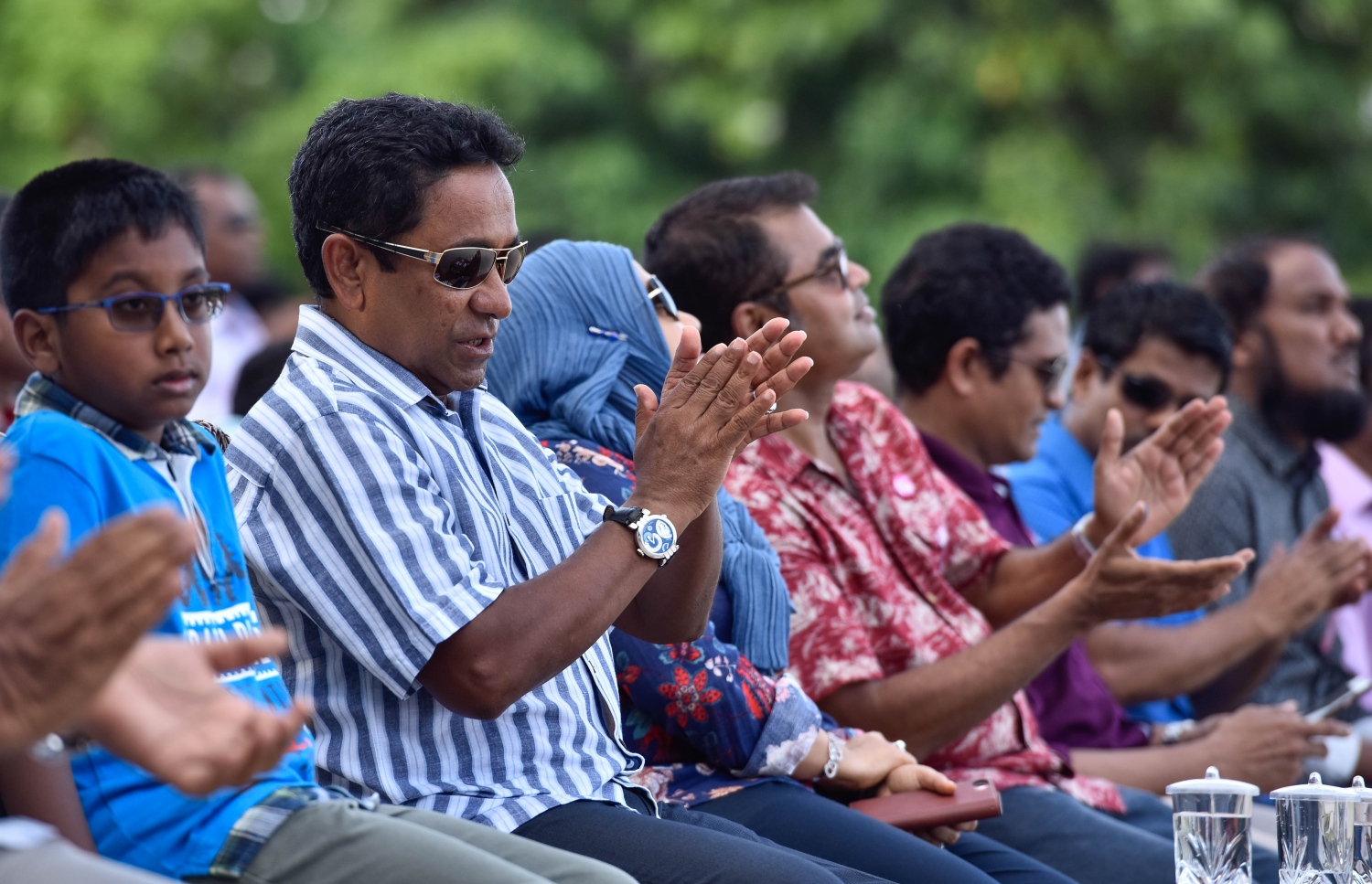 މާލެ: އޮގަސްޓް 5، 2017- ދެ ވަނަ ދައުރަކަށް ރައީސް ޔާމީން އިންތިޚާބު ކުރަން ހިންގާ ކެމްޕޭންގެ ތެރެއިން، ޒުވާނުންނަށް ޚާއްސަ ކޮށްގެން މާފަންނު ސްޓޭޑިއަމްގައި ބޭއްވި ޕެރަމޯޓާ ނުވަތަ ވައިކުޑައެއްގެ އެހީގައި އުދުހުމުގެ ހަރަކާތް ރައީސް ޔާމީންގެ ދެކަނބަލުންނާއި ތުއްތު ދަރިކަލުން ބައްލަވާލައްވަނީ.---މިހާރު ފޮޓޯ: ހުސެއިން ވަހީދު