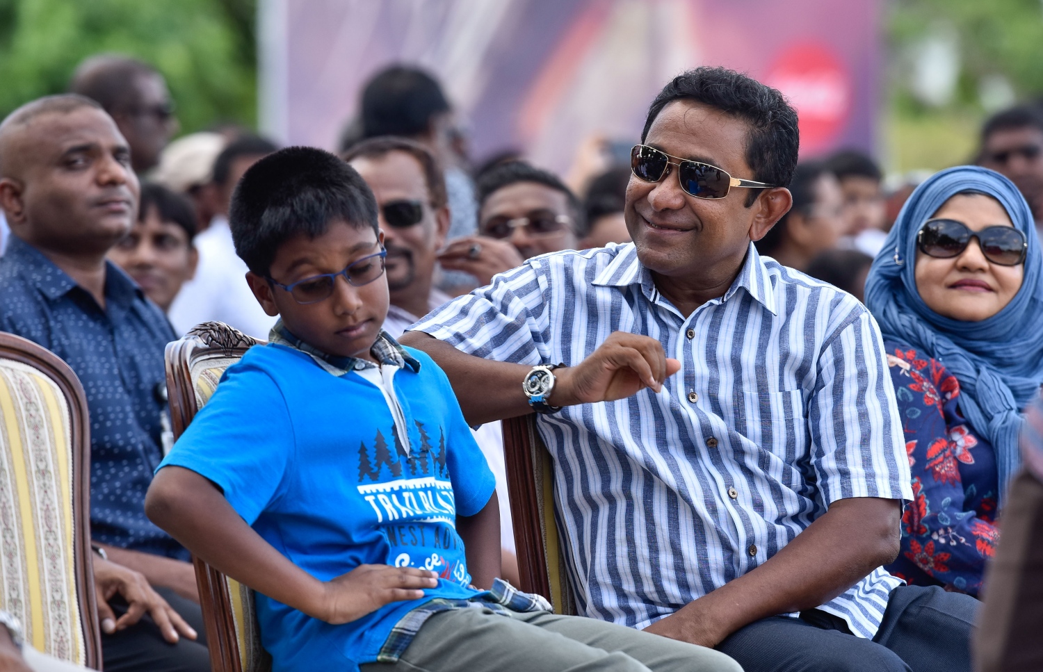 މާލެ: އޮގަސްޓް 5، 2017- ދެ ވަނަ ދައުރަކަށް ރައީސް ޔާމީން އިންތިޚާބު ކުރަން ހިންގާ ކެމްޕޭންގެ ތެރެއިން، ޒުވާނުންނަށް ޚާއްސަ ކޮށްގެން މާފަންނު ސްޓޭޑިއަމްގައި ބޭއްވި ޕެރަމޯޓާ ނުވަތަ ވައިކުޑައެއްގެ އެހީގައި އުދުހުމުގެ ހަރަކާތް ރައީސް ޔާމީންގެ ދެކަނބަލުންނާއި ތުއްތު ދަރިކަލުން ބައްލަވާލައްވަނީ.---މިހާރު ފޮޓޯ: ހުސެއިން ވަހީދު