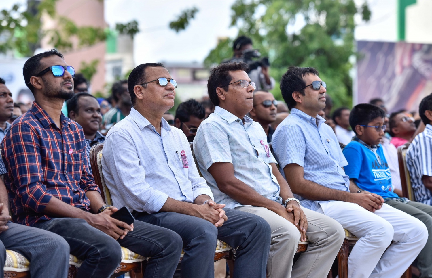 މާލެ: އޮގަސްޓް 5، 2017- ދެ ވަނަ ދައުރަކަށް ރައީސް ޔާމީން އިންތިޚާބު ކުރަން ހިންގާ ކެމްޕޭންގެ ތެރެއިން، ޒުވާނުންނަށް ޚާއްސަ ކޮށްގެން މާފަންނު ސްޓޭޑިއަމްގައި ބޭއްވި ޕެރަމޯޓާ ނުވަތަ ވައިކުޑައެއްގެ އެހީގައި އުދުހުމުގެ ހަރަކާތް ދައުލަތުގެ ބައެއް އިސްބޭފުޅުން ބައްލަވާލައްވަނީ.---މިހާރު ފޮޓޯ: ހުސެއިން ވަހީދު