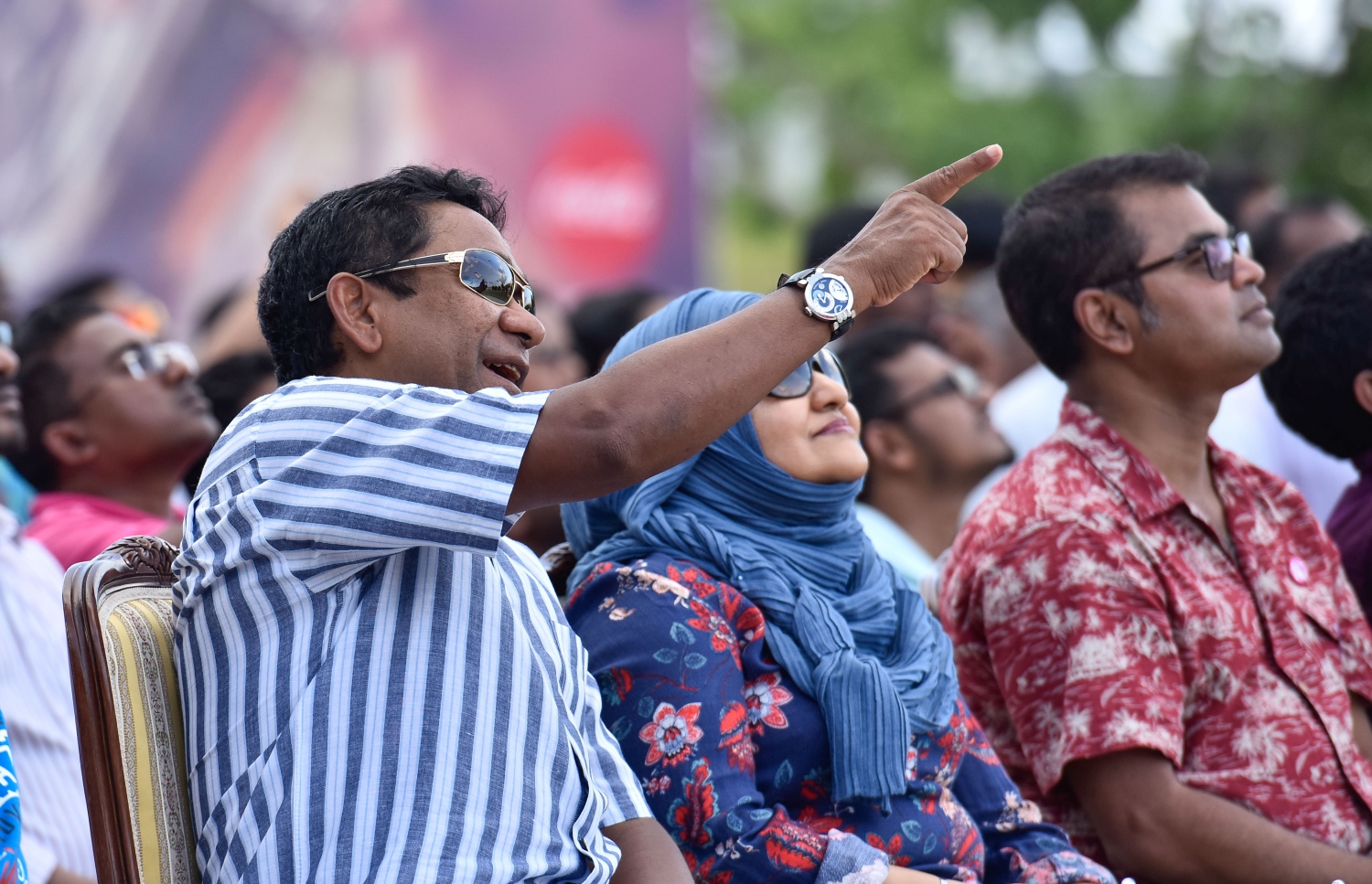 މާލެ: އޮގަސްޓް 5، 2017- ދެ ވަނަ ދައުރަކަށް ރައީސް ޔާމީން އިންތިޚާބު ކުރަން ހިންގާ ކެމްޕޭންގެ ތެރެއިން، ޒުވާނުންނަށް ޚާއްސަ ކޮށްގެން މާފަންނު ސްޓޭޑިއަމްގައި ބޭއްވި ޕެރަމޯޓާ ނުވަތަ ވައިކުޑައެއްގެ އެހީގައި އުދުހުމުގެ ހަރަކާތް ރައީސް ޔާމީންގެ ދެކަނބަލުން ބައްލަވާލައްވަނީ.---މިހާރު ފޮޓޯ: ހުސެއިން ވަހީދު