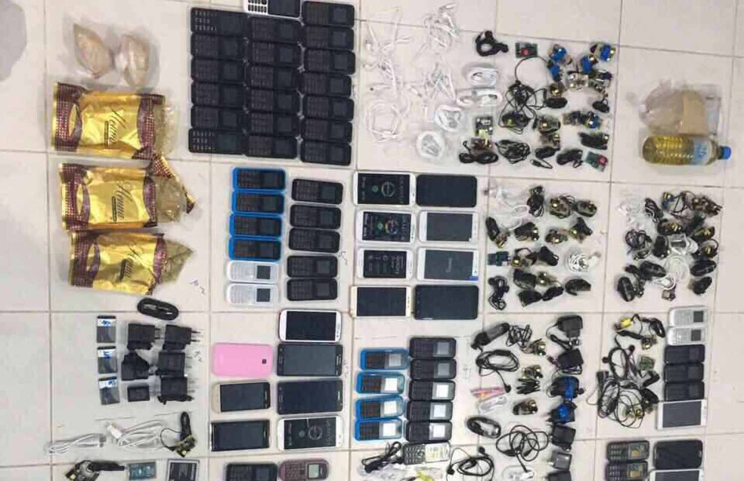 މާފުށީ ޖަލަށް ވައްދަން އުޅެނިކޮށް ފުލުހުން ހޯދި ބައެއް ތަކެތި. - ފޮޓޯ: ޕޮލިސް