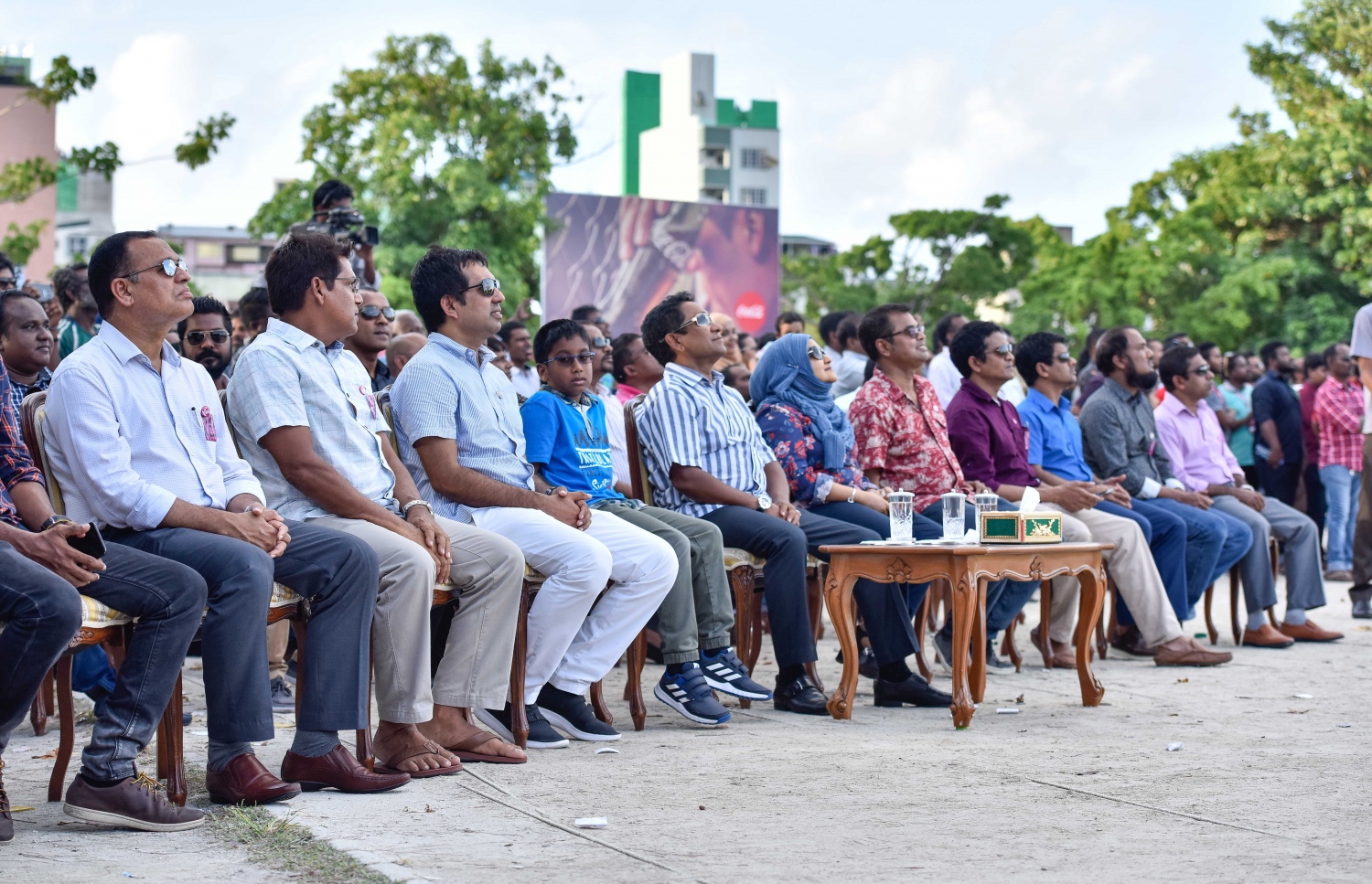 މާލެ: އޮގަސްޓް 5، 2017- ދެ ވަނަ ދައުރަކަށް ރައީސް ޔާމީން އިންތިޚާބު ކުރަން ހިންގާ ކެމްޕޭންގެ ތެރެއިން، ޒުވާނުންނަށް ޚާއްސަ ކޮށްގެން މާފަންނު ސްޓޭޑިއަމްގައި ބޭއްވި ޕެރަމޯޓާ ނުވަތަ ވައިކުޑައެއްގެ އެހީގައި އުދުހުމުގެ ހަރަކާތް ރައީސް ޔާމީންގެ ދެކަނބަލުންނާއި ތުއްތު ދަރިކަލުން އަދި ދައުލަތުގެ ބައެއް އިސްވެރިން ބައްލަވާލައްވަނީ.---މިހާރު ފޮޓޯ: ހުސެއިން ވަހީދު