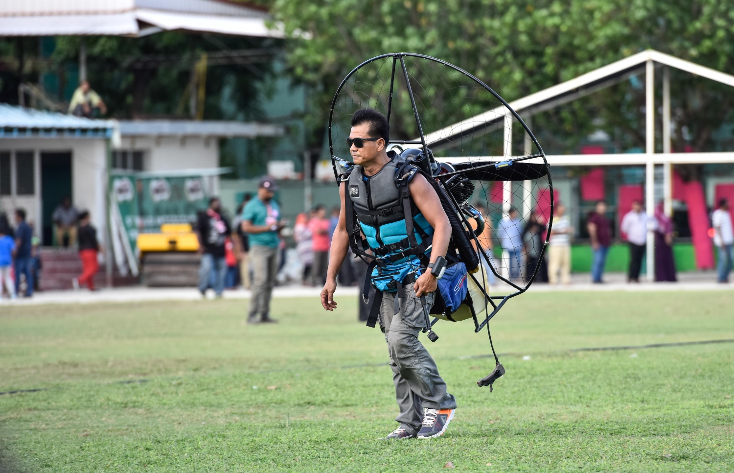 މާލެ: އޮގަސްޓް 5، 2017- ދެ ވަނަ ދައުރަކަށް ރައީސް ޔާމީން އިންތިޚާބު ކުރަން ހިންގާ ކެމްޕޭންގެ ތެރެއިން، ޒުވާނުންނަށް ޚާއްސަ ކޮށްގެން މާފަންނު ސްޓޭޑިއަމްގައި ބޭއްވި ޕެރަމޯޓާ ނުވަތަ ވައިކުޑައެއްގެ އެހީގައި އުދުހުމުގެ ހަރަކާތުގެ ތެރެއިން.---މިހާރު ފޮޓޯ: ހުސެއިން ވަހީދު