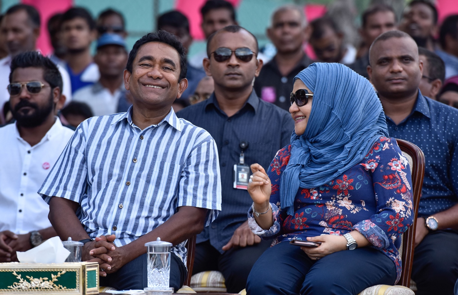 މާލެ: އޮގަސްޓް 5، 2017- ދެ ވަނަ ދައުރަކަށް ރައީސް ޔާމީން އިންތިޚާބު ކުރަން ހިންގާ ކެމްޕޭންގެ ތެރެއިން، ޒުވާނުންނަށް ޚާއްސަ ކޮށްގެން މާފަންނު ސްޓޭޑިއަމްގައި ބޭއްވި ޕެރަމޯޓާ ނުވަތަ ވައިކުޑައެއްގެ އެހީގައި އުދުހުމުގެ ހަރަކާތް ރައީސް ޔާމީންގެ ދެކަނބަލުން ބައްލަވާލައްވަނީ.---މިހާރު ފޮޓޯ: ހުސެއިން ވަހީދު