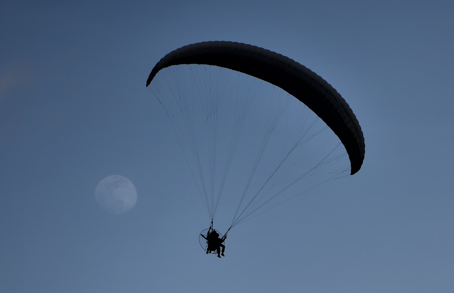 މާލެ: އޮގަސްޓް 5، 2017- ދެ ވަނަ ދައުރަކަށް ރައީސް ޔާމީން އިންތިޚާބު ކުރަން ހިންގާ ކެމްޕޭންގެ ތެރެއިން، ޒުވާނުންނަށް ޚާއްސަ ކޮށްގެން މާފަންނު ސްޓޭޑިއަމްގައި ބޭއްވި ޕެރަމޯޓާ ނުވަތަ ވައިކުޑައެއްގެ އެހީގައި އުދުހުމުގެ ހަރަކާތުގެ ތެރެއިން.---މިހާރު ފޮޓޯ: ހުސެއިން ވަހީދު